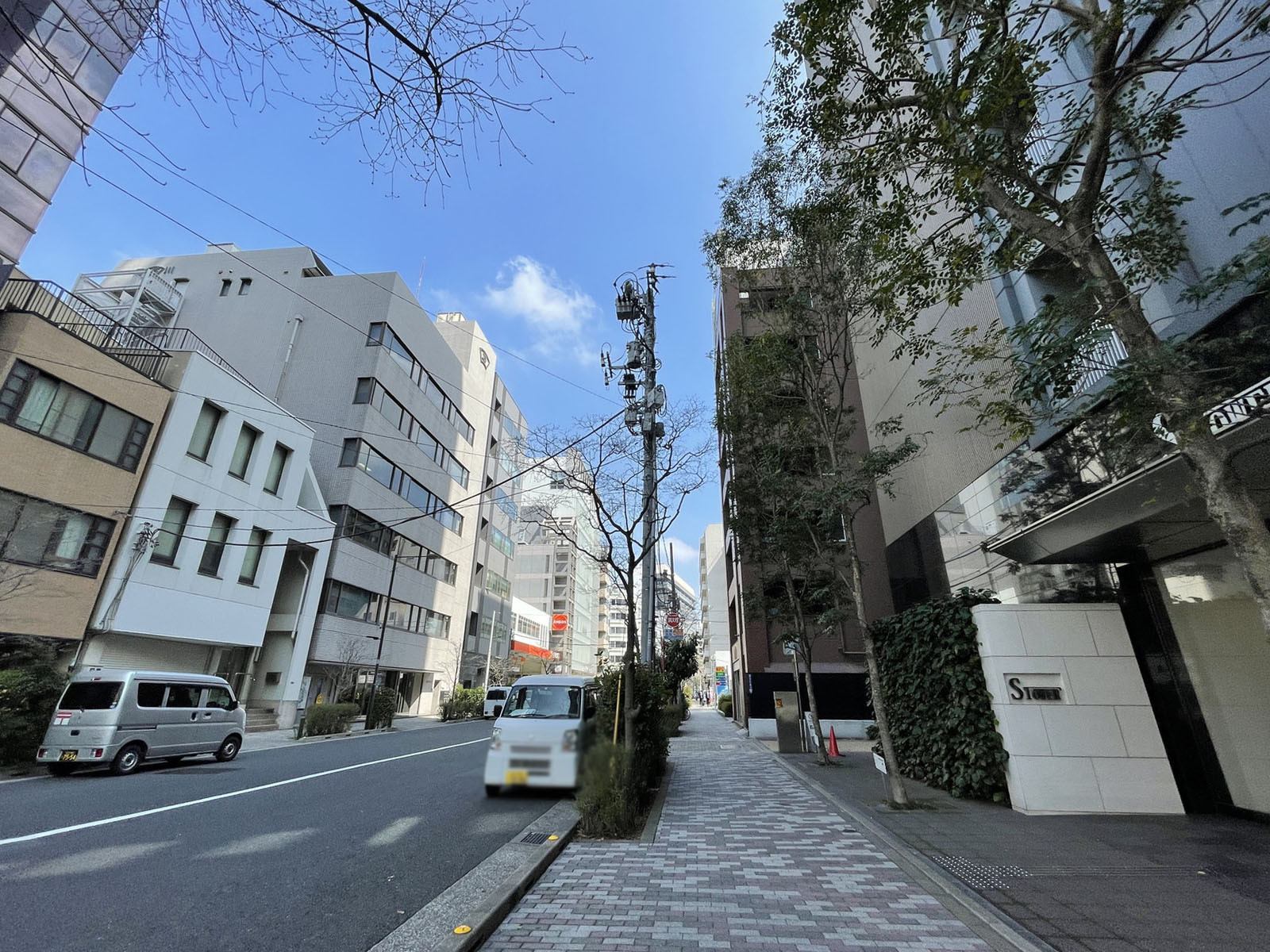 新川ビル前面の通り