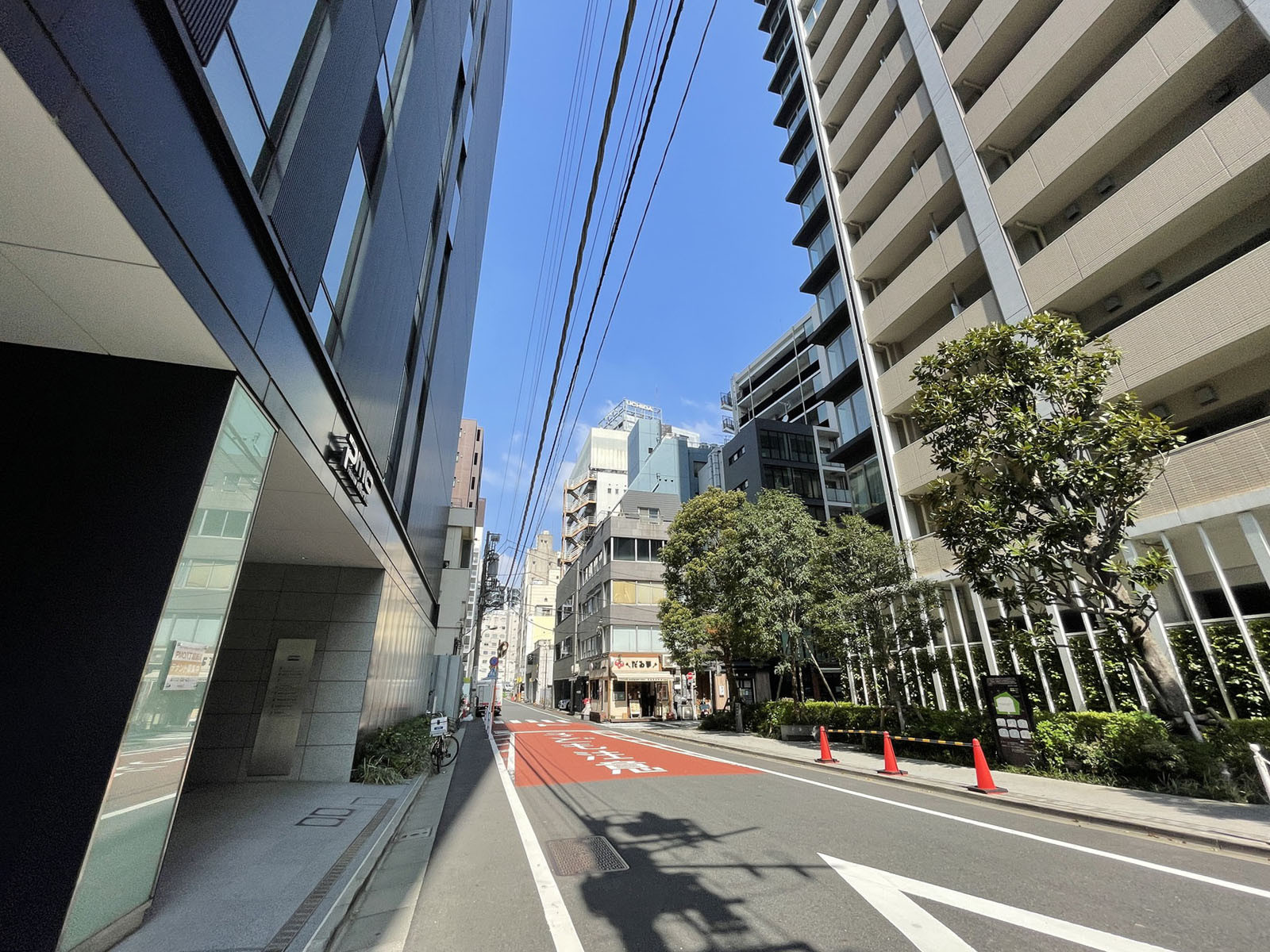 SHビル前面の通り