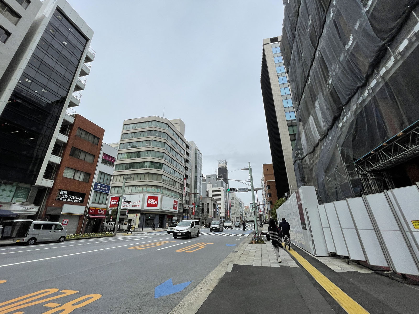三建室町ビル前面の中央通り