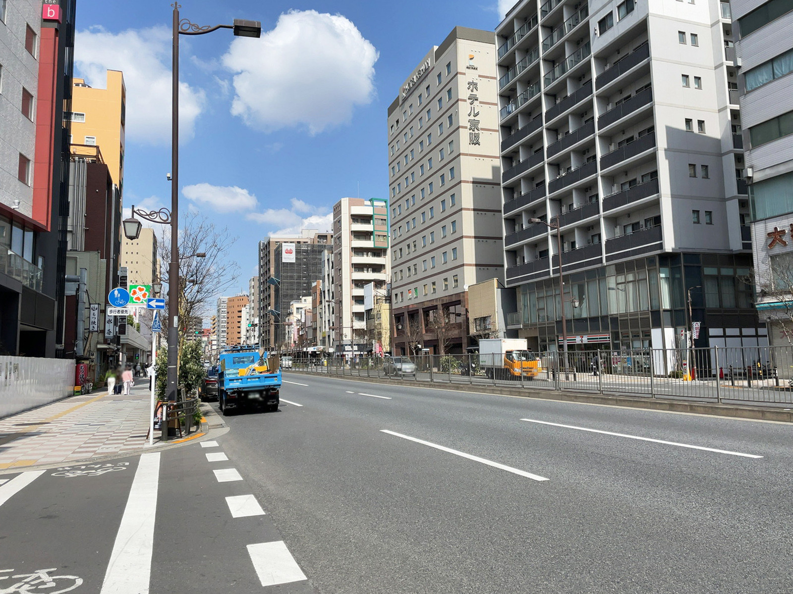 チドリ屋ビル前面の国際通り