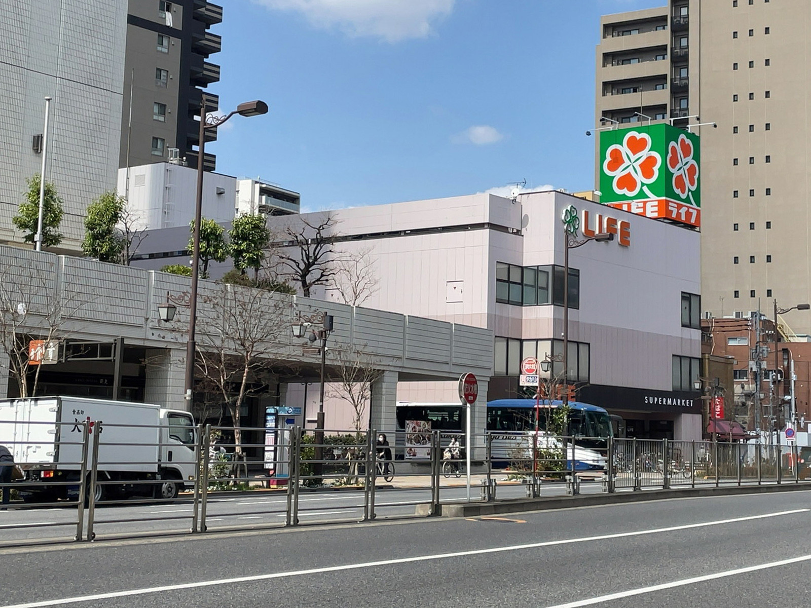 近くのライフ浅草店