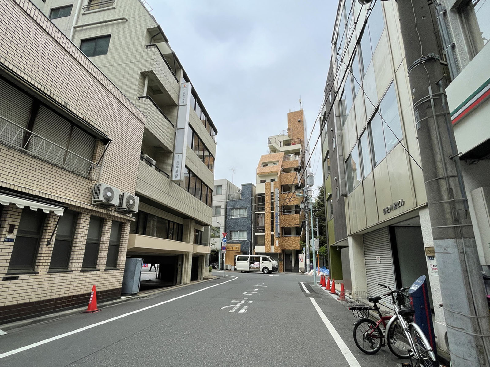 丸彦ビル前面の通り