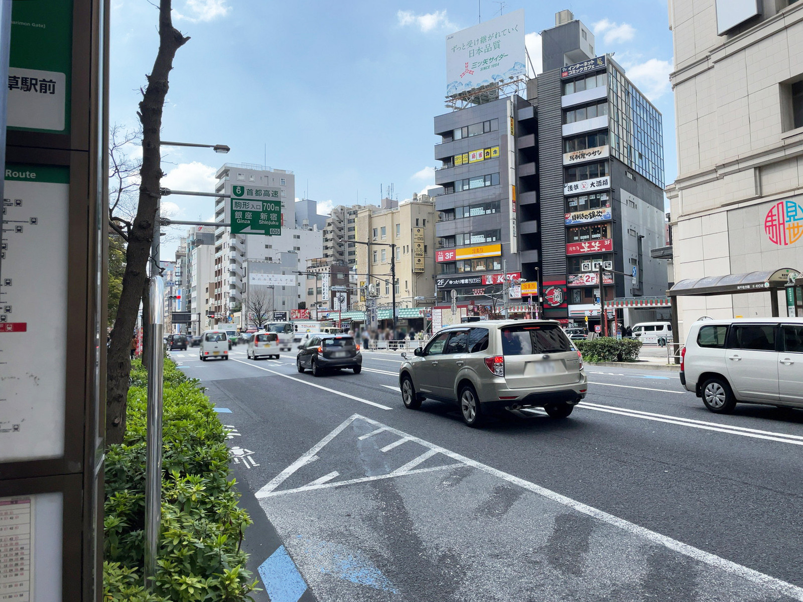 中傳ビル前面の江戸通り
