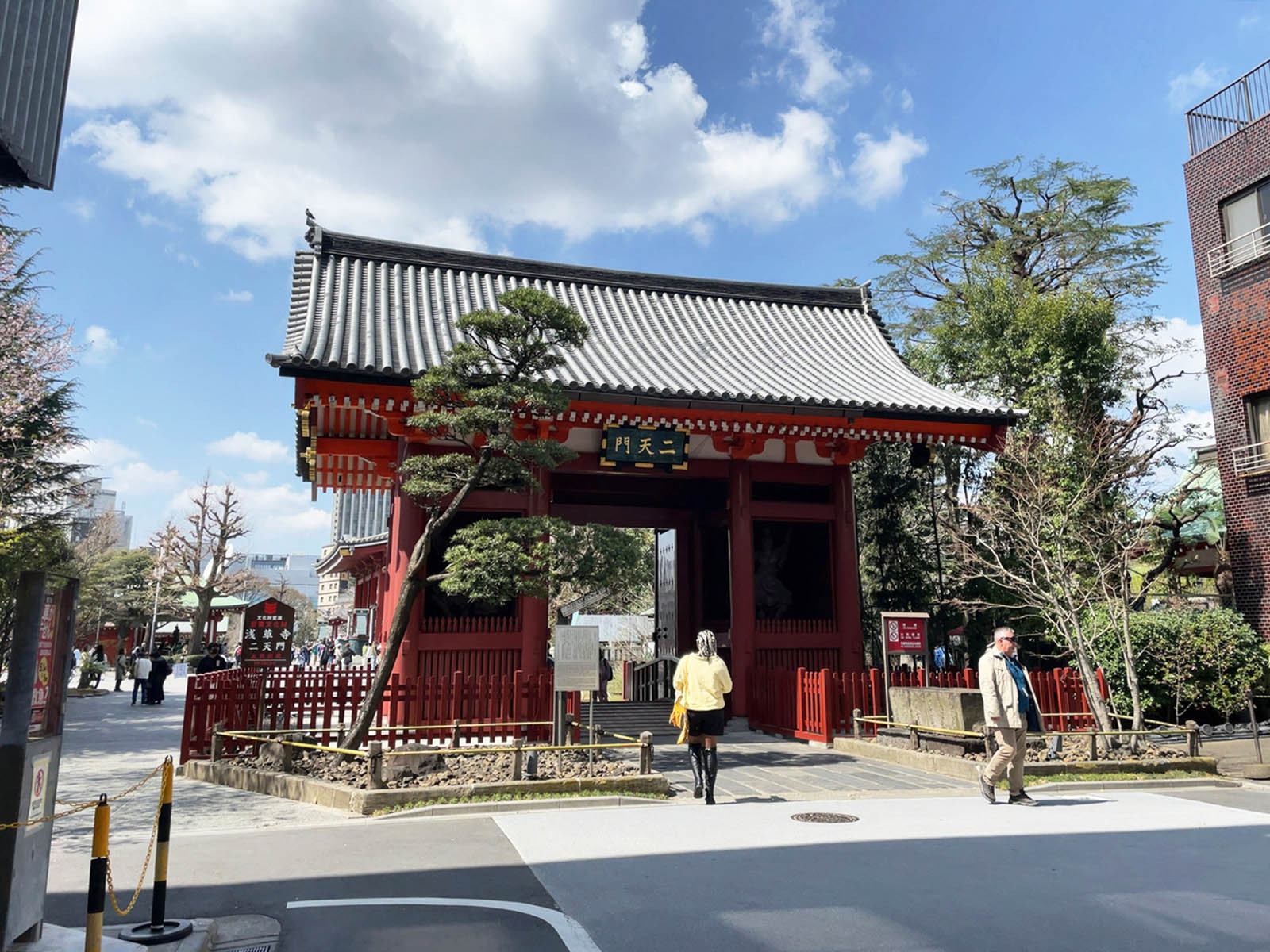 近くの浅草寺二天門