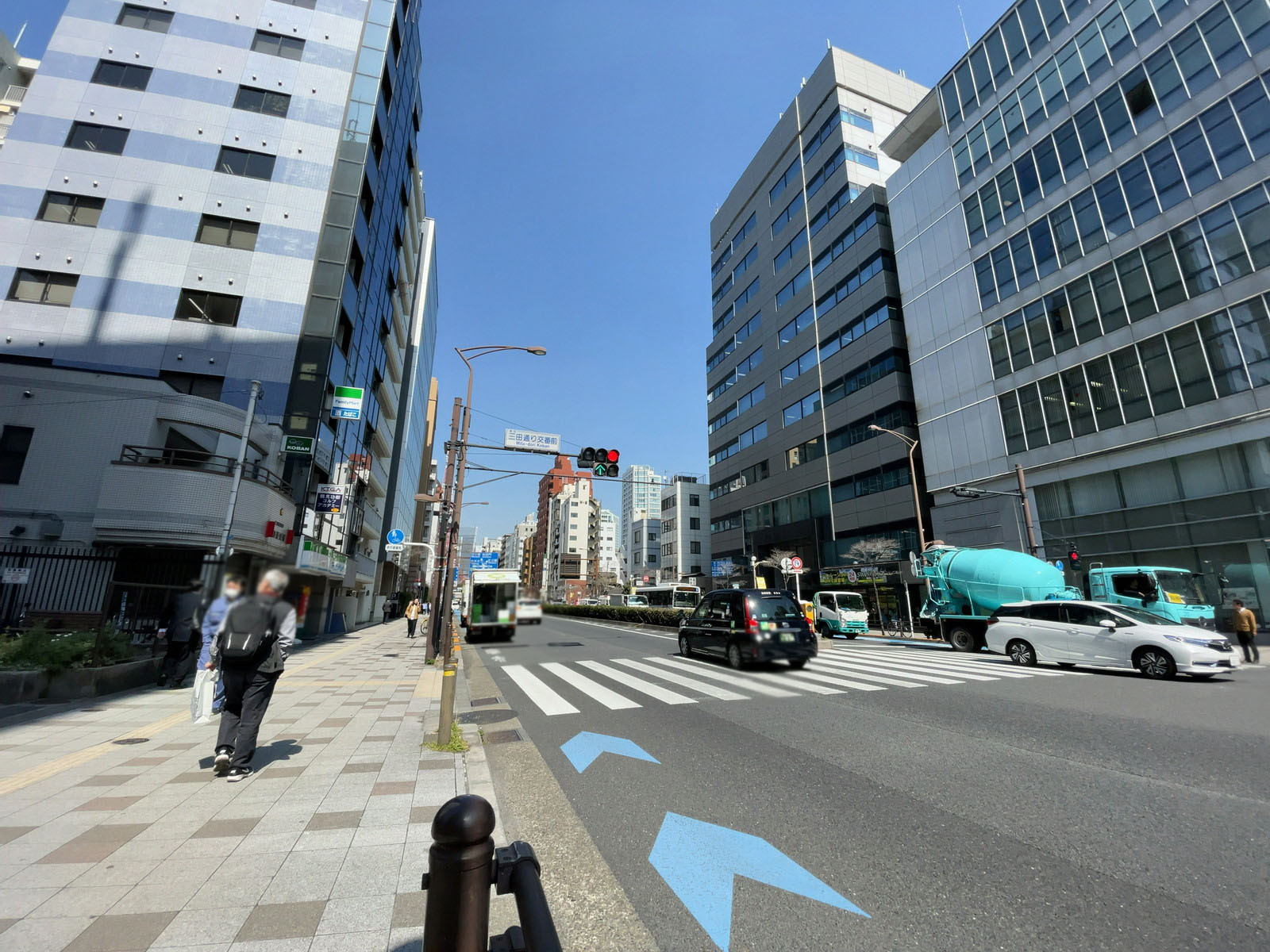 三田川崎ビル前面の桜田通り