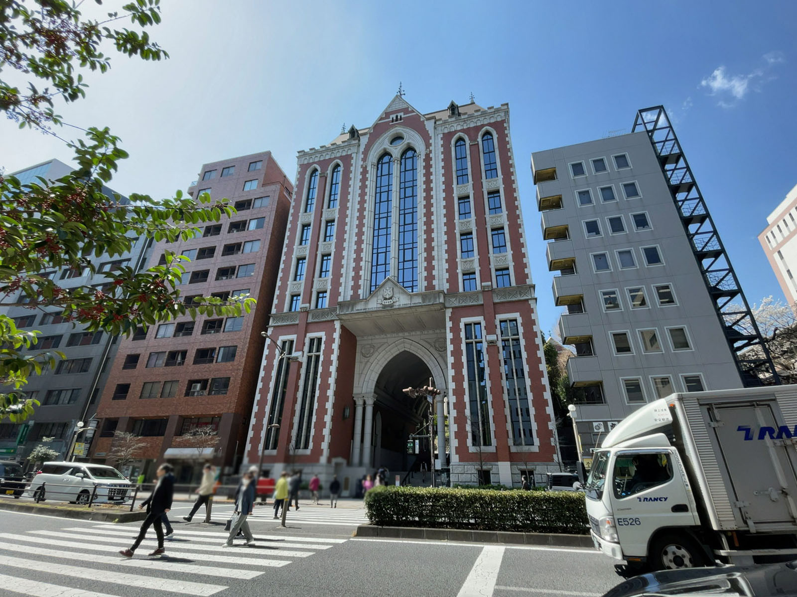近くの慶應義塾大学