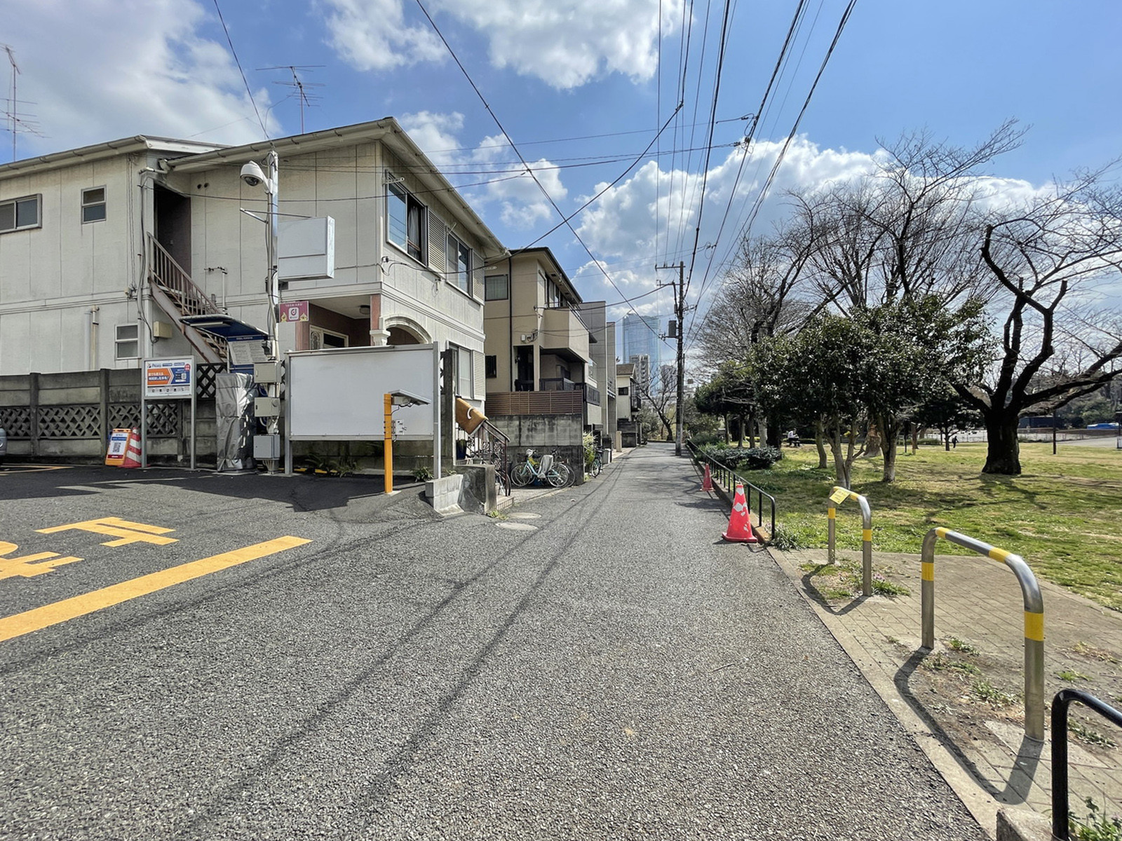 周辺は静かな住宅街