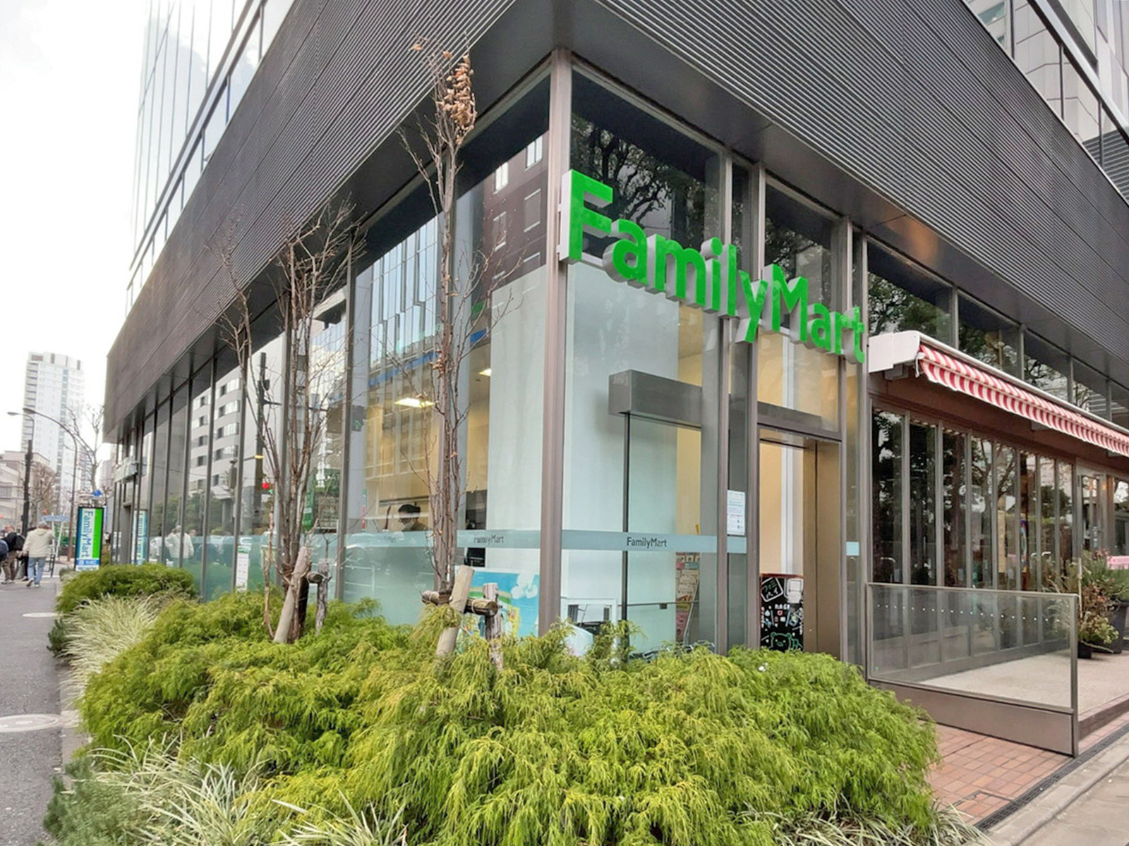 徒歩1分のファミリーマート青山外苑東通り店