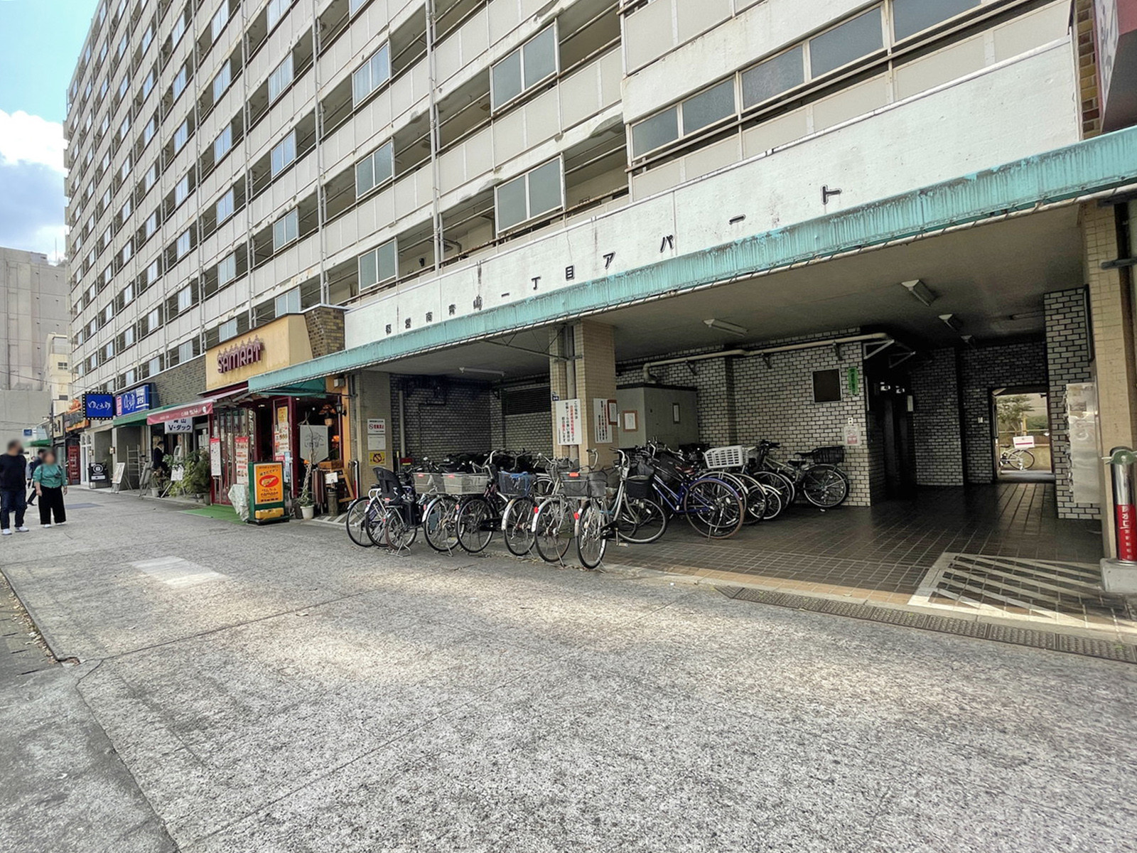 近くには多数の飲食店