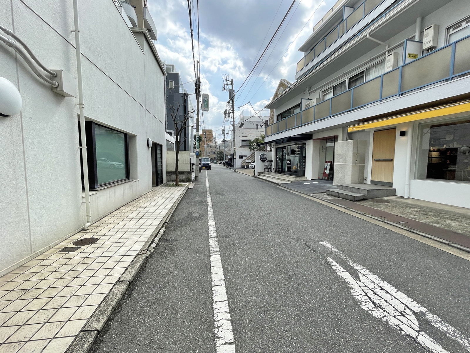 周辺は静かな住宅街