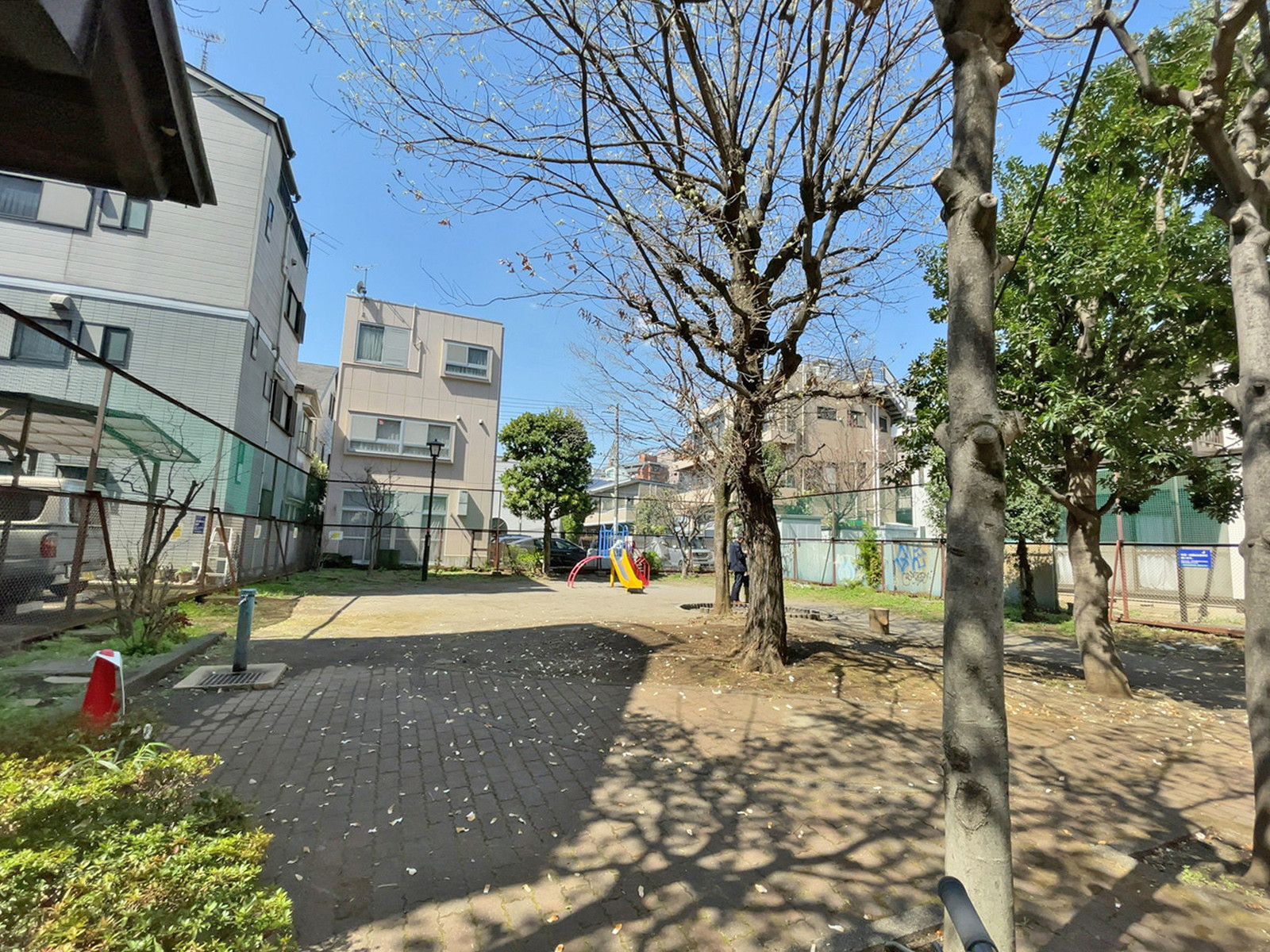 向かいの世田谷区立三軒茶屋二丁目公園