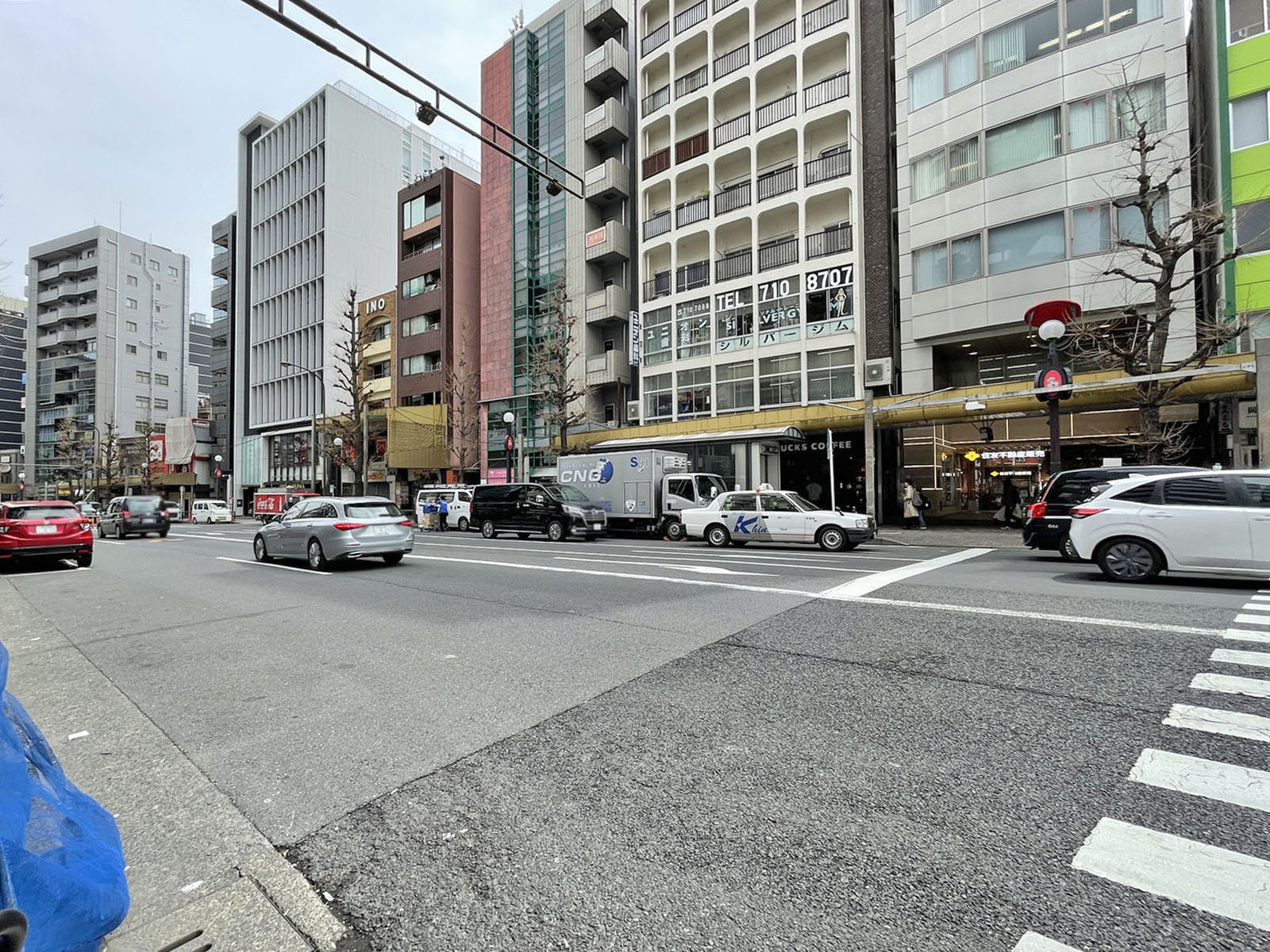 フォーシーズン恵比寿ビル前面の通り