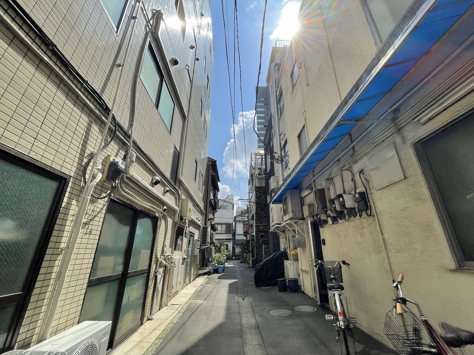 築地六丁目家作ビル前面の通り