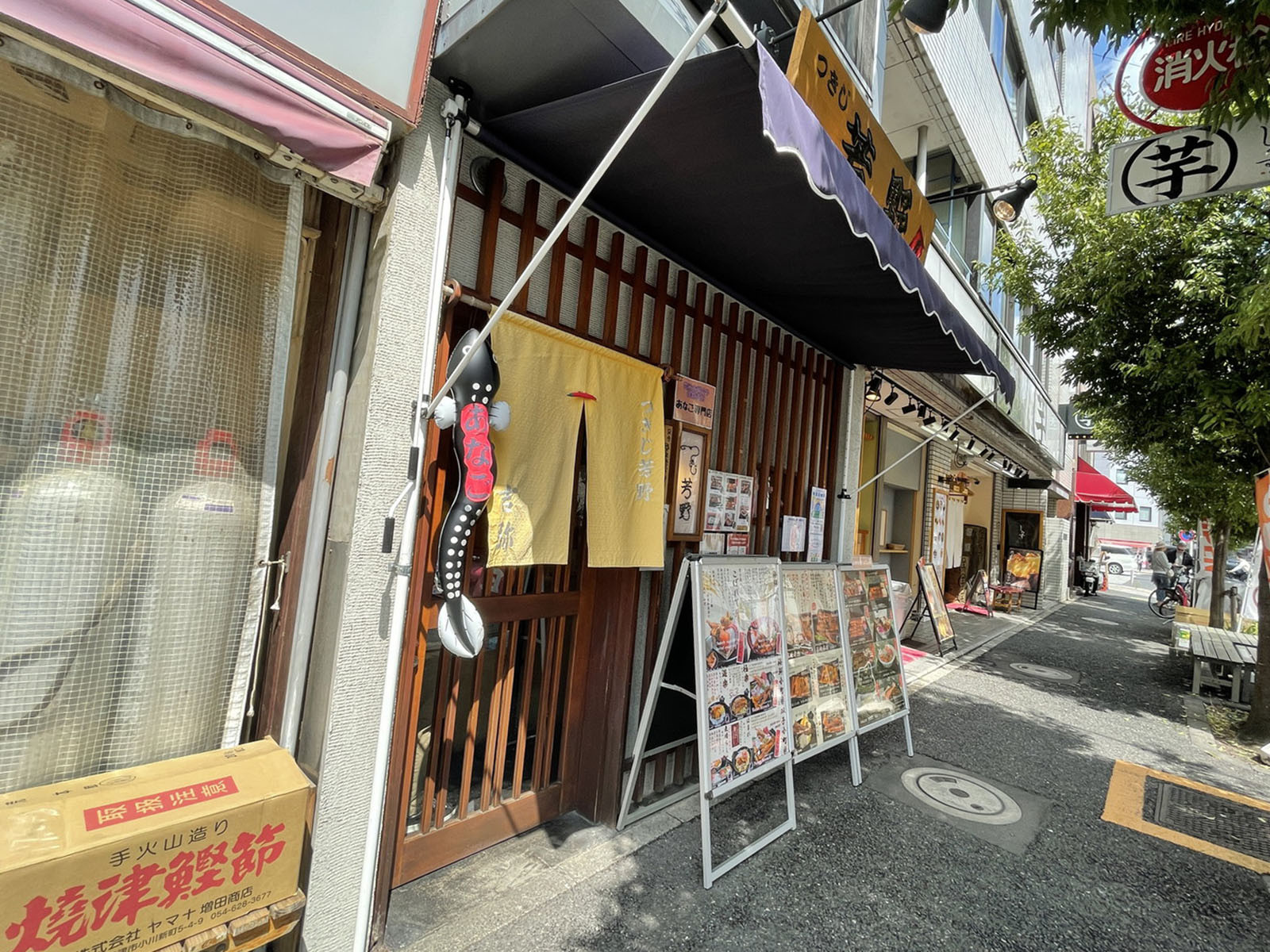 周辺には飲食店が点在