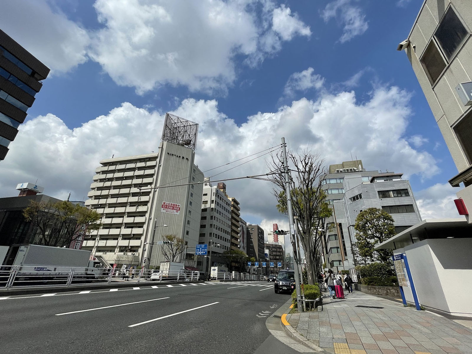 築地センタービル前面の晴海通り