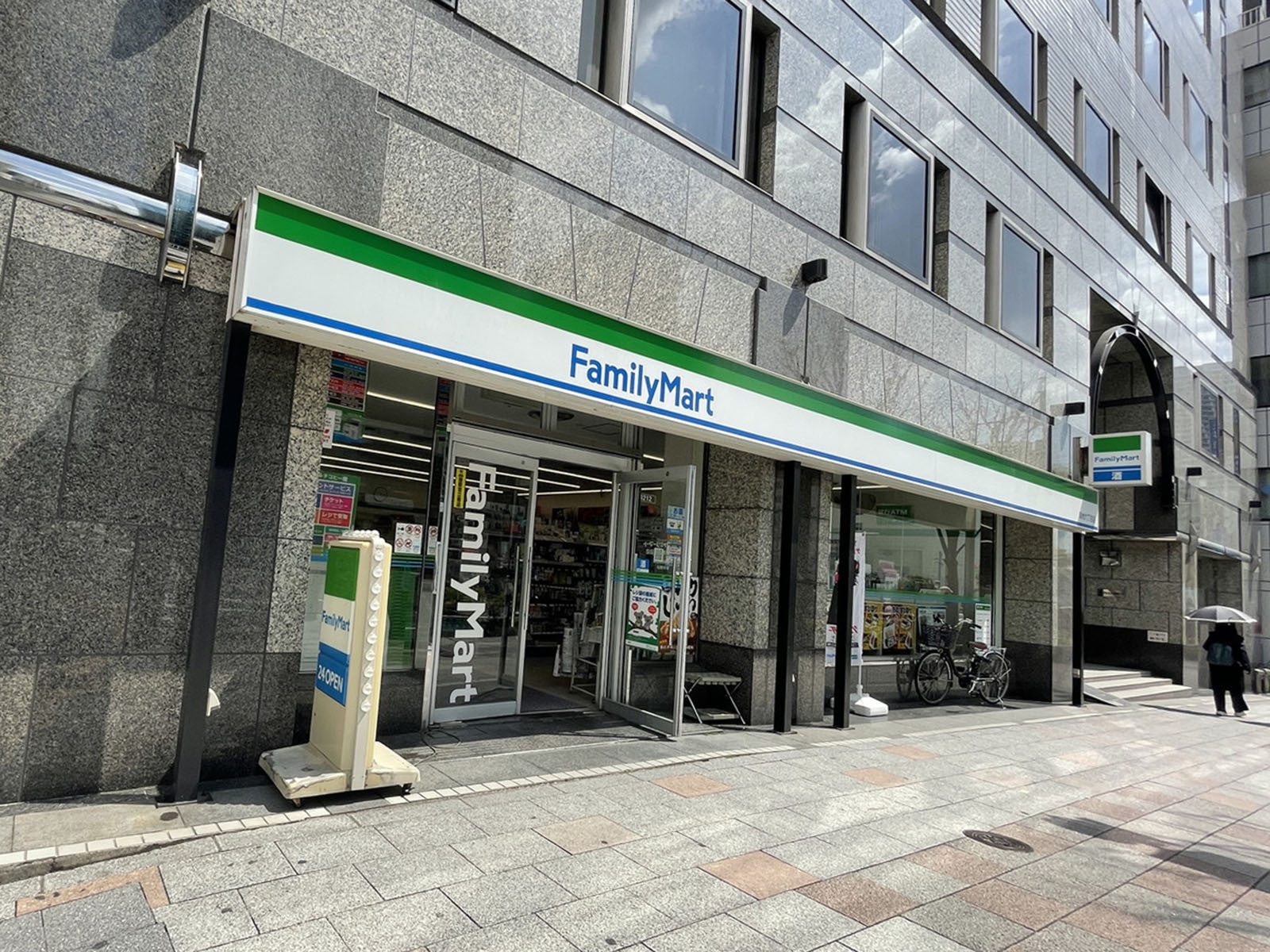 徒歩1分のファミリーマート築地6丁目店