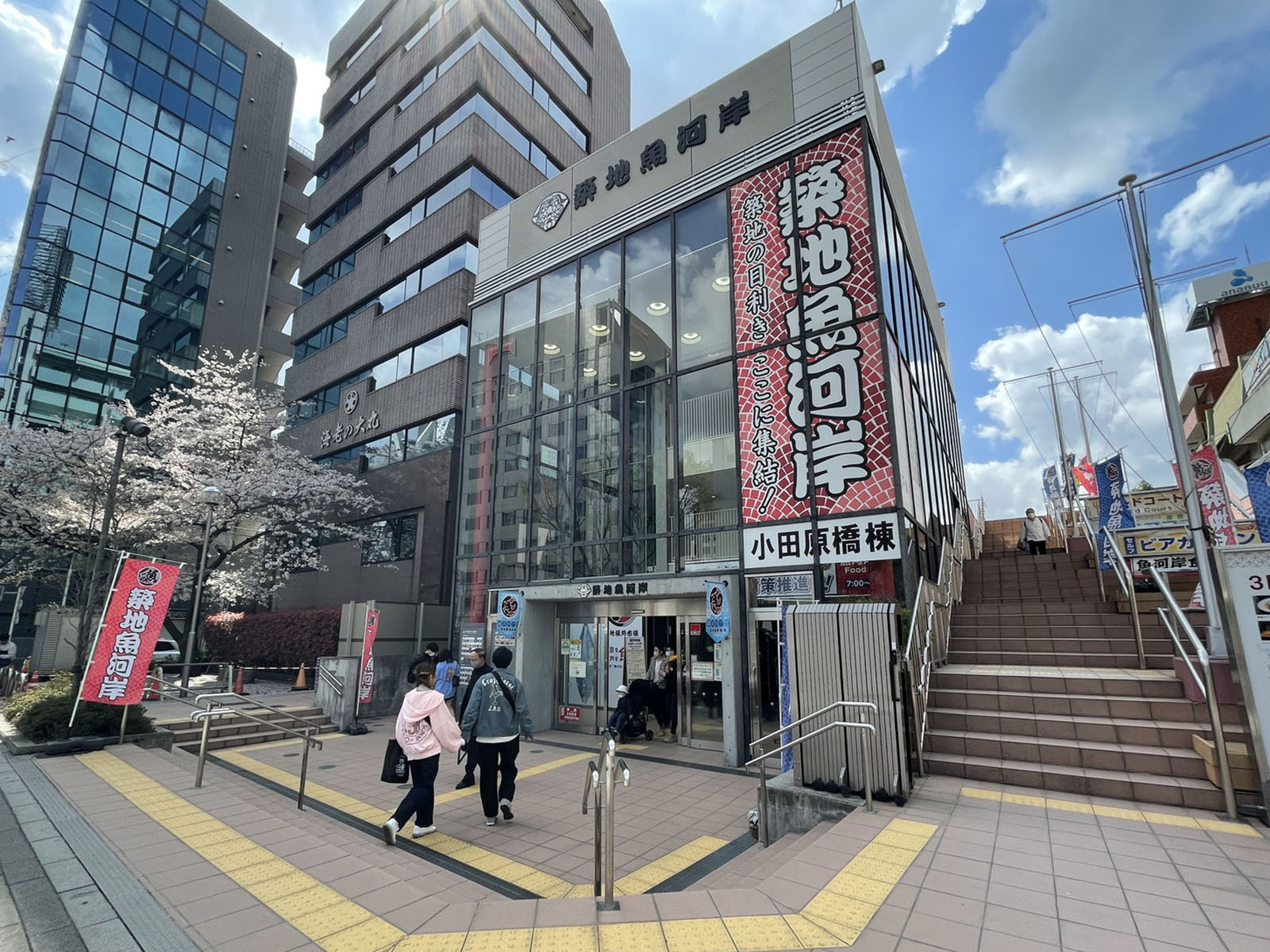 周辺には飲食店が点在