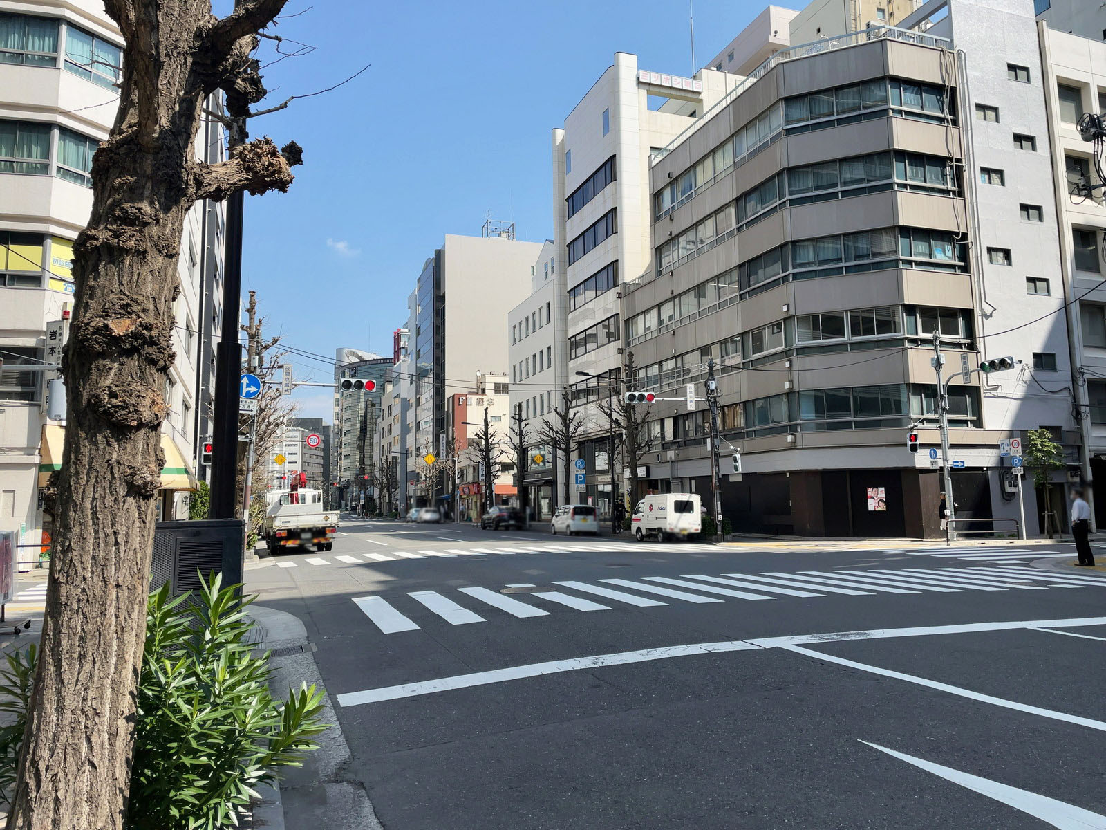 東京リアル岩本町ビル前面の神田平成通り