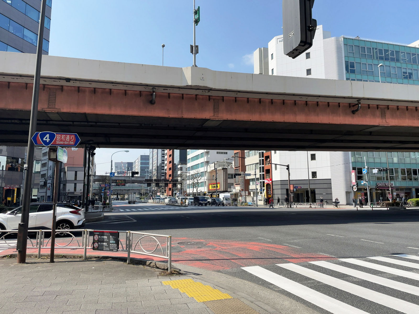 岩本町ビル前面の靖国通り