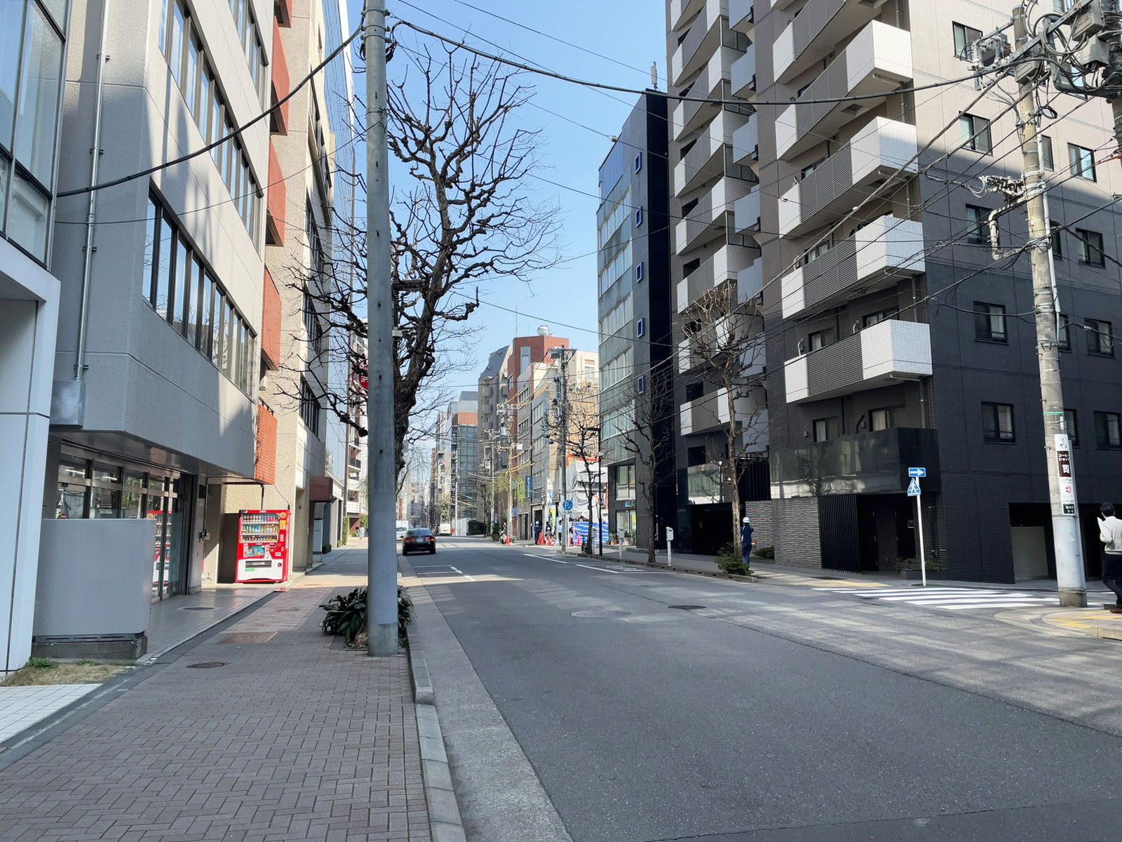 KDX岩本町ビル前面の柳原通り