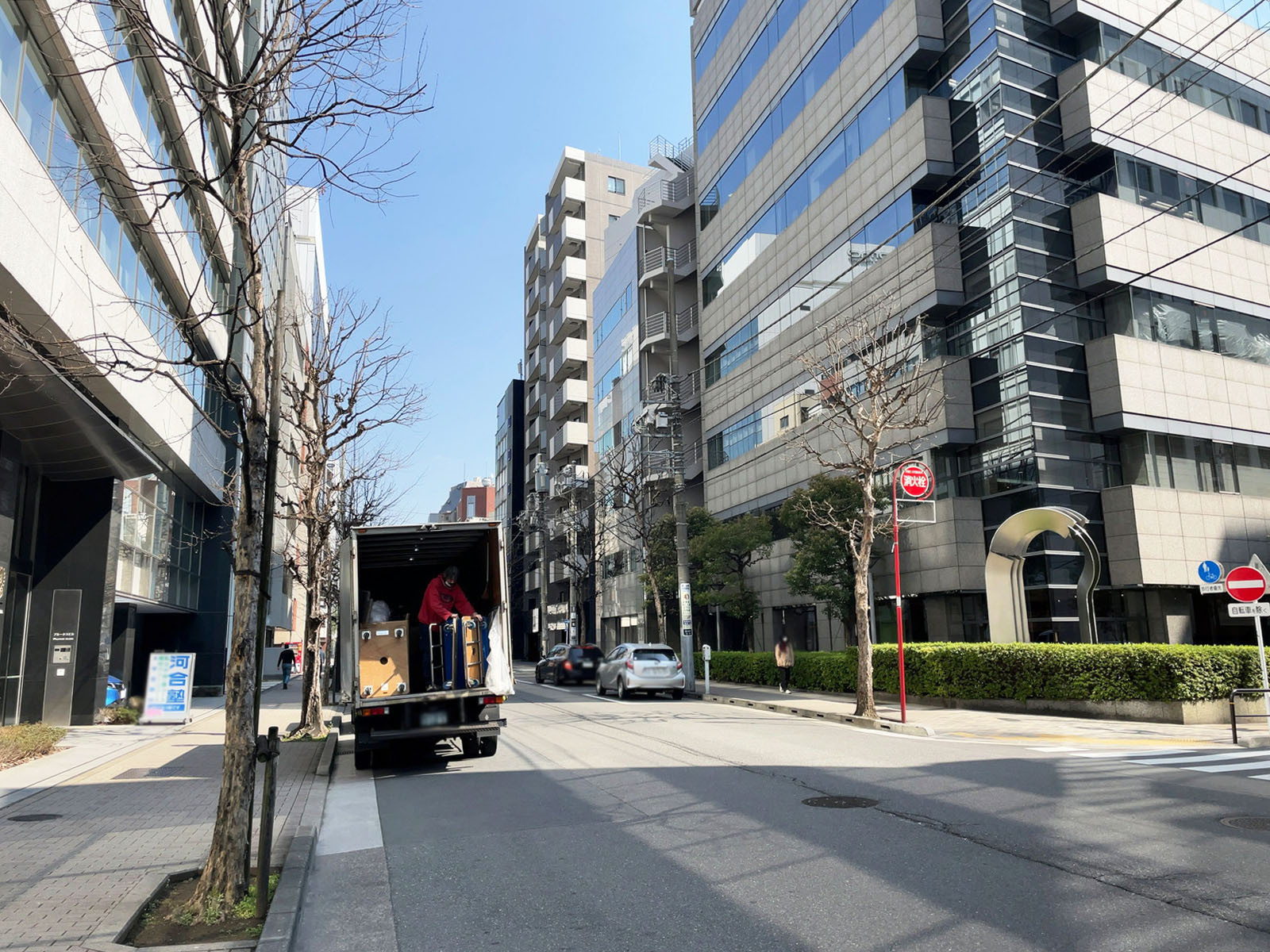 アーバンネット岩本町ビル前面の柳原通り