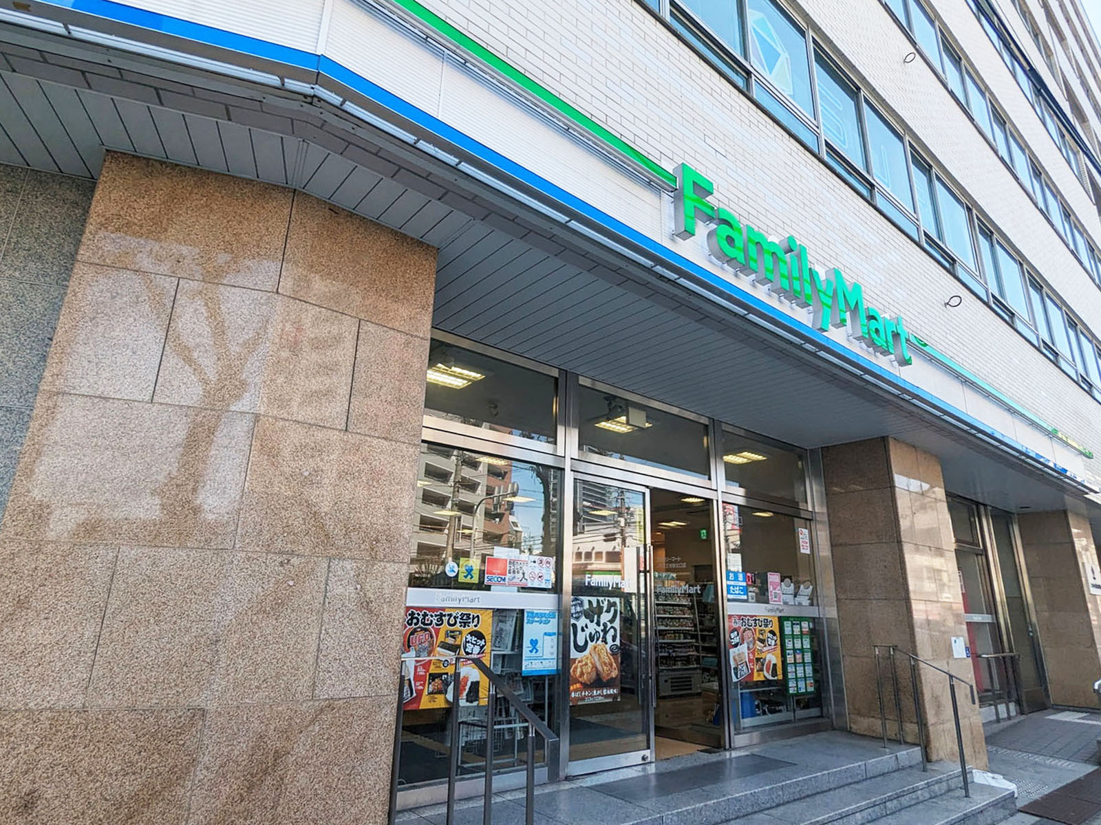 徒歩1分のファミリーマートJR天王寺駅北口店