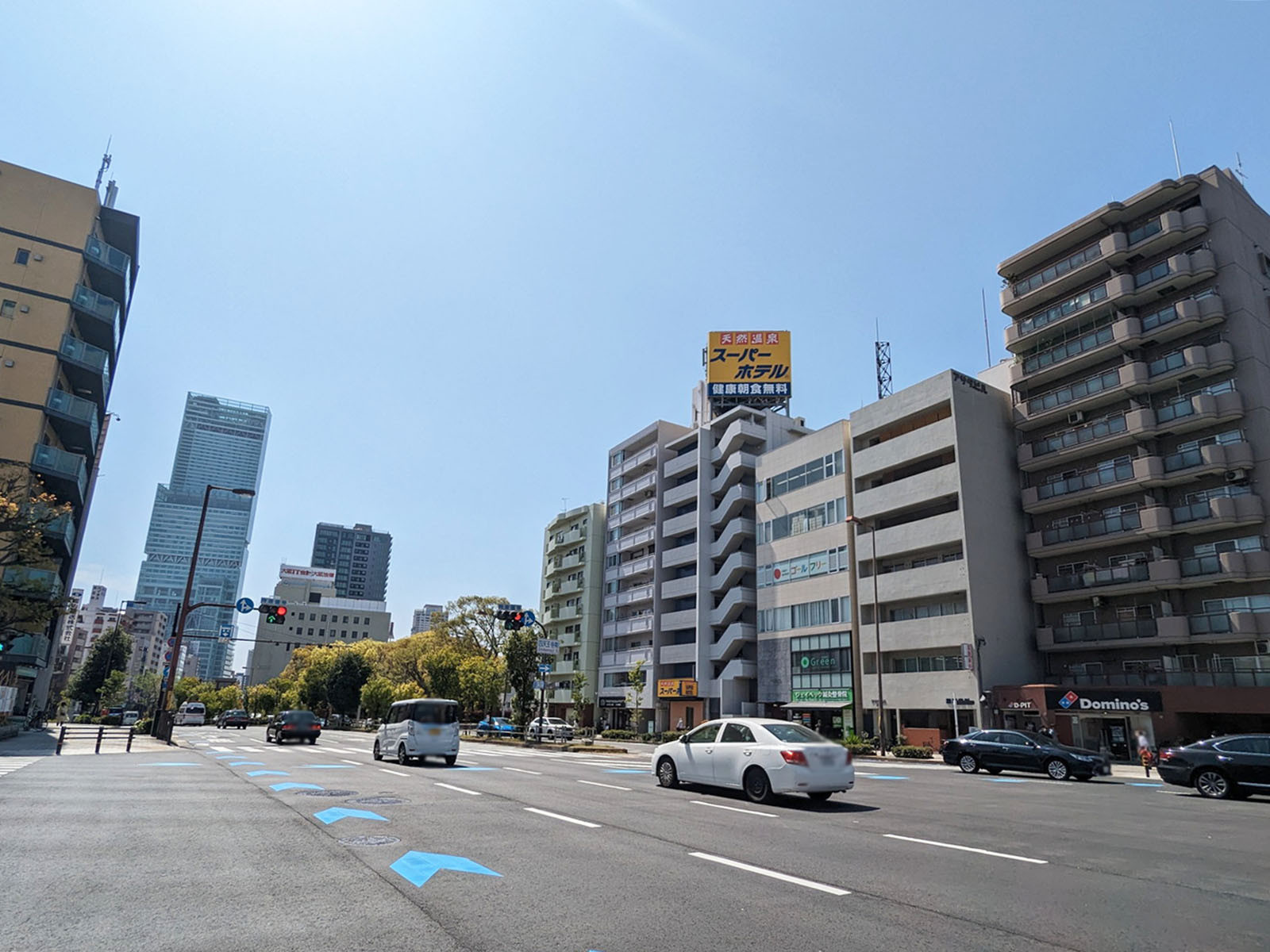 TOWA天王寺ビル前面の谷町筋