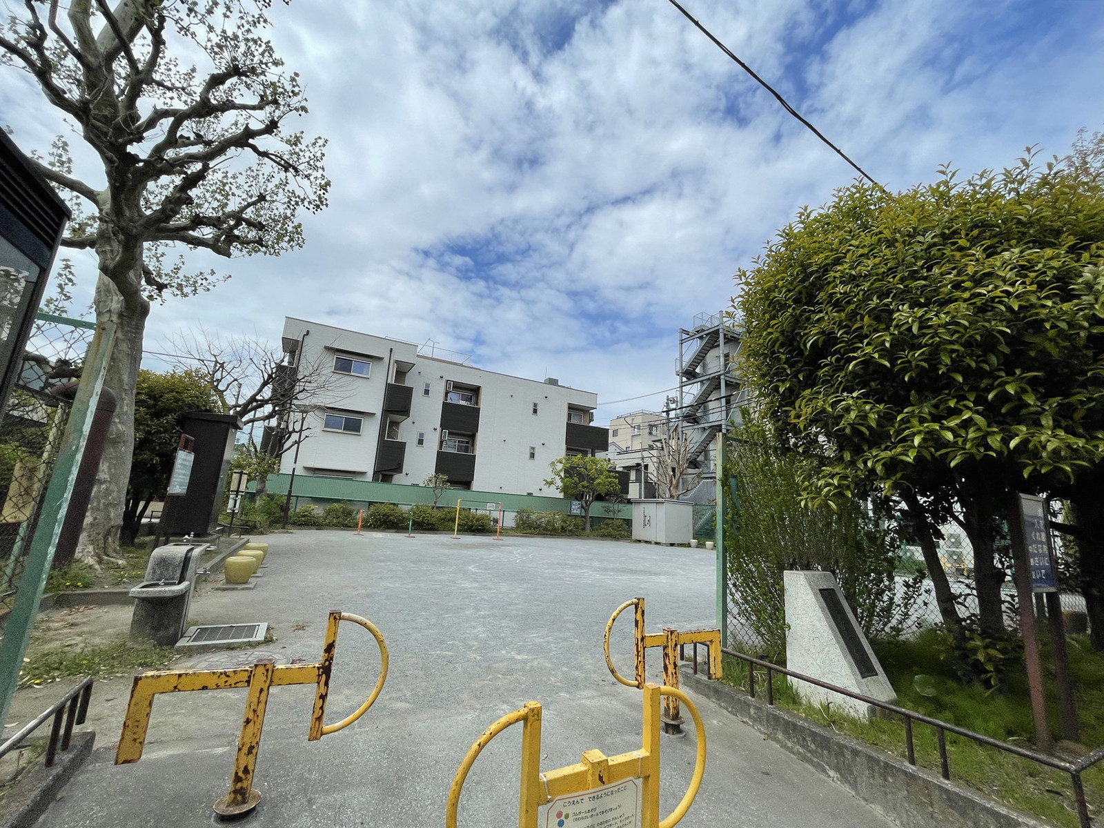 向かいの中野区立かえで公園