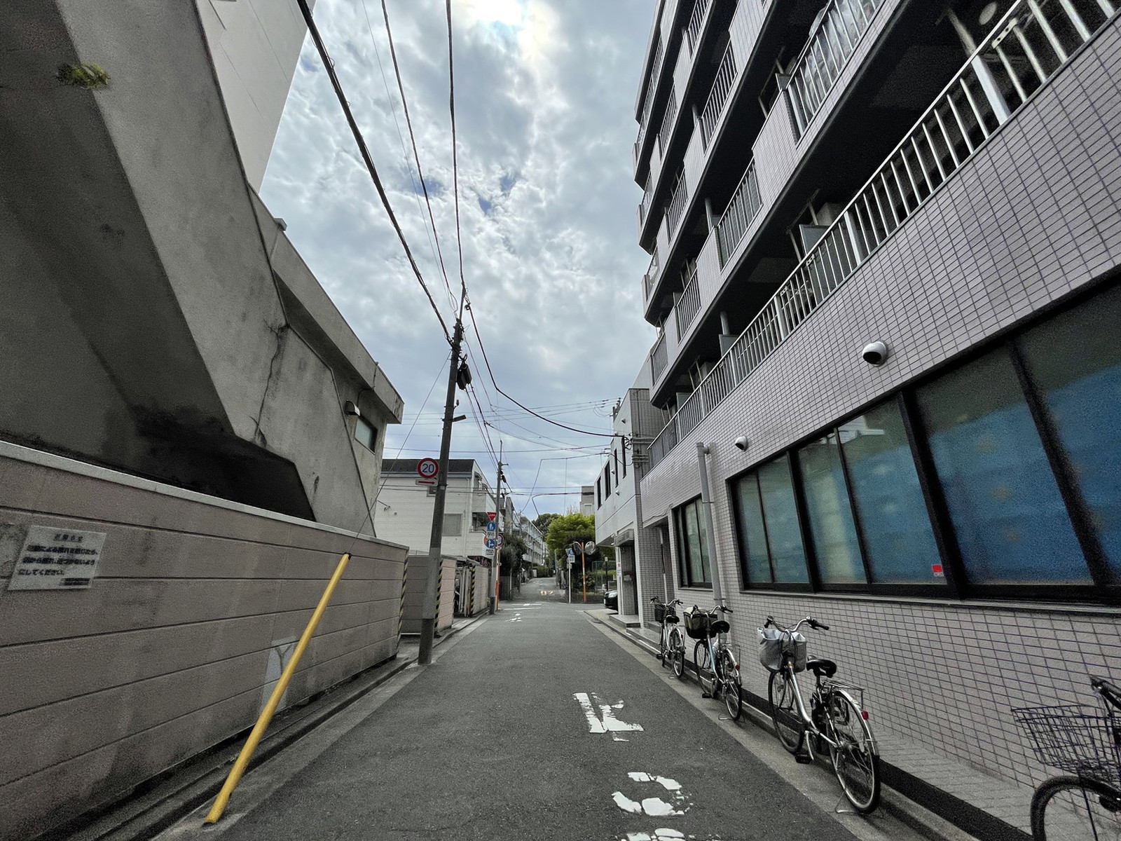 オフィスビル前面の通り