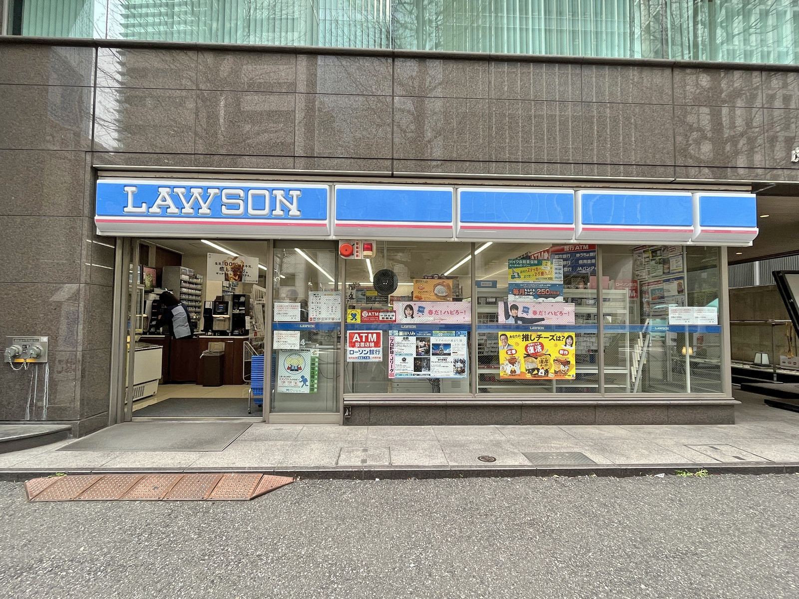 徒歩2分のローソン虎ノ門駅南店