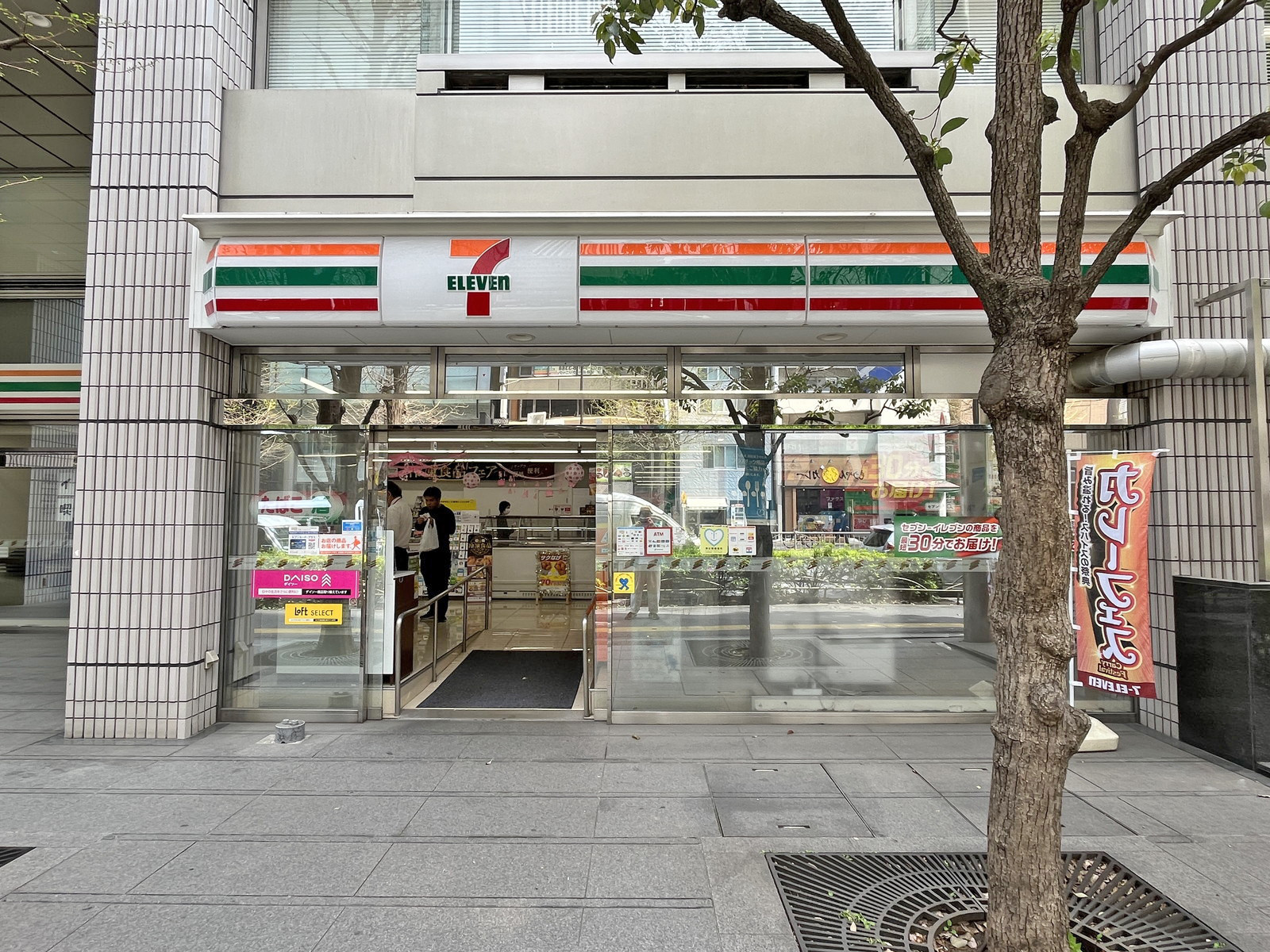 向かいの通りのセブンイレブン神谷町駅東店