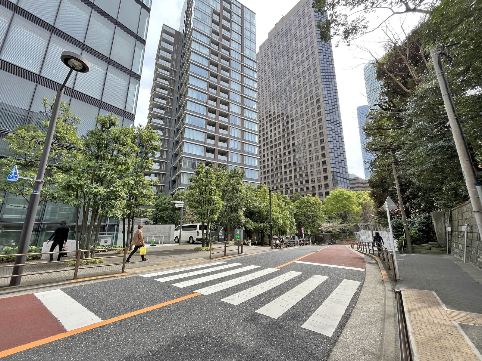虎ノ門タワーズオフィス前面通り