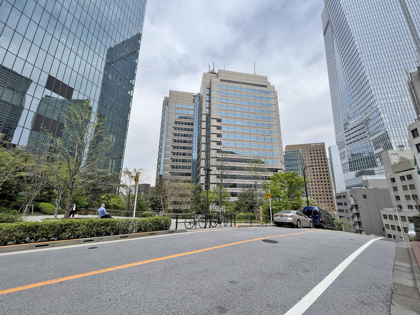 江戸見坂森ビル前面通り