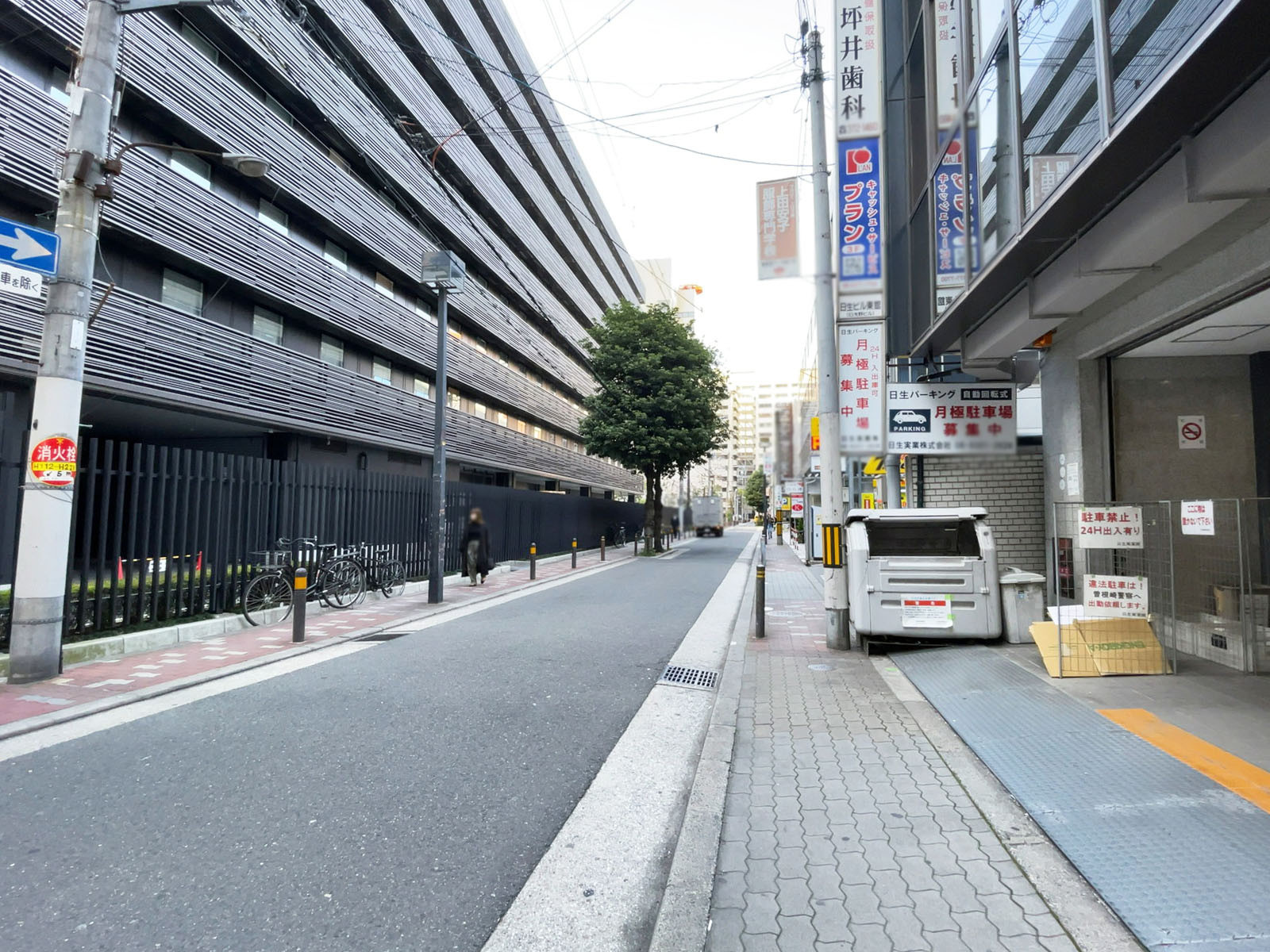 日生ビル東館前面の通り