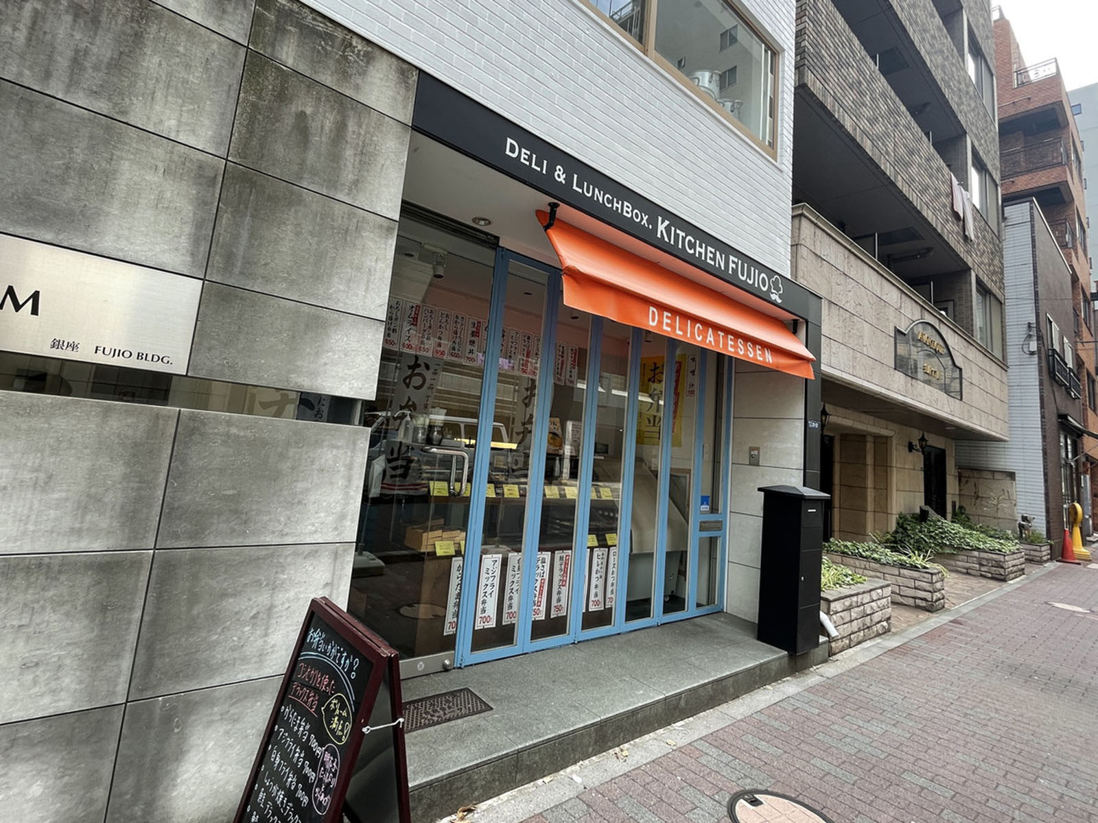 周辺には飲食店が点在