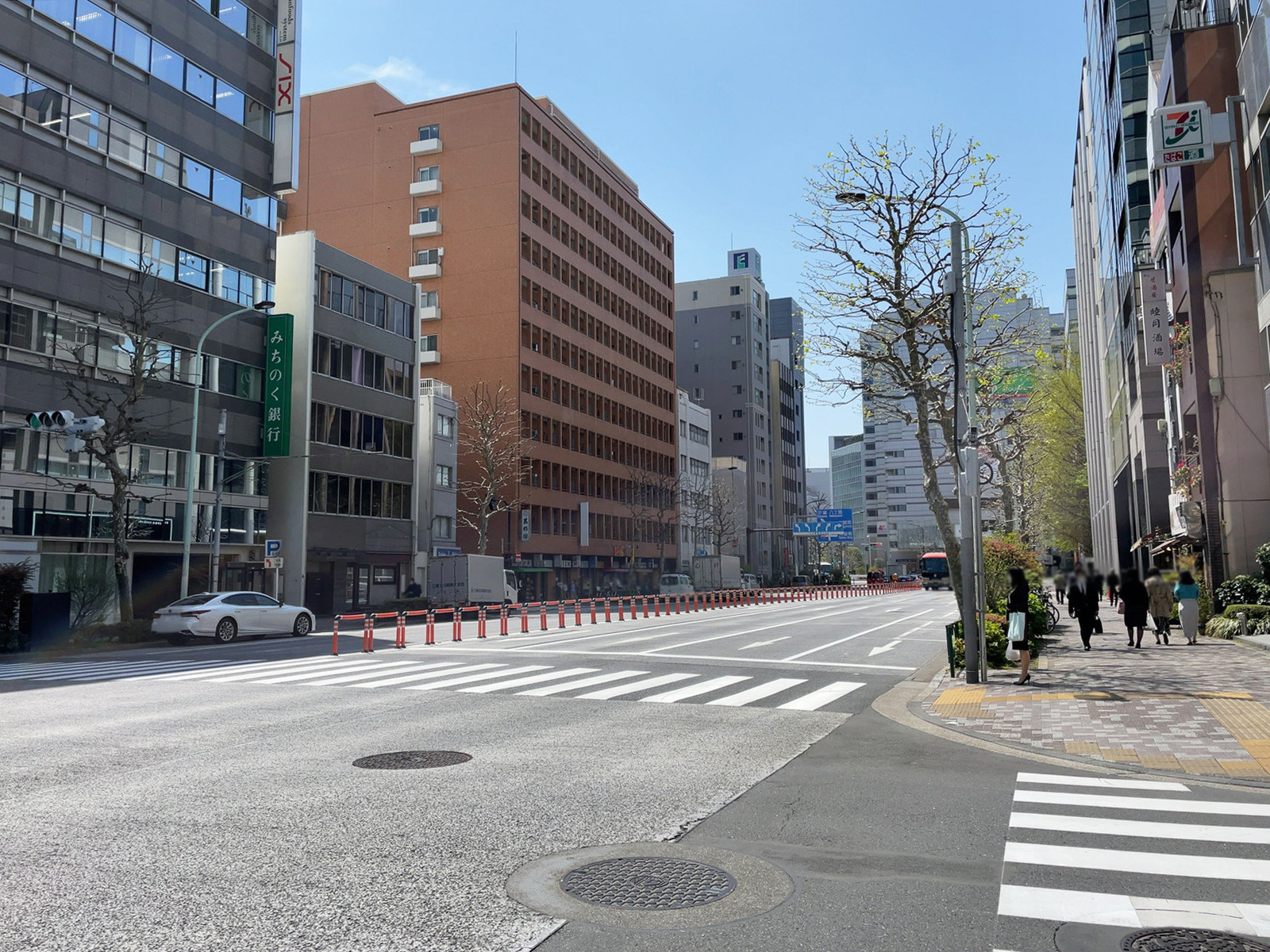 ヒューリック蛎殻町ビル前面の新大橋通り