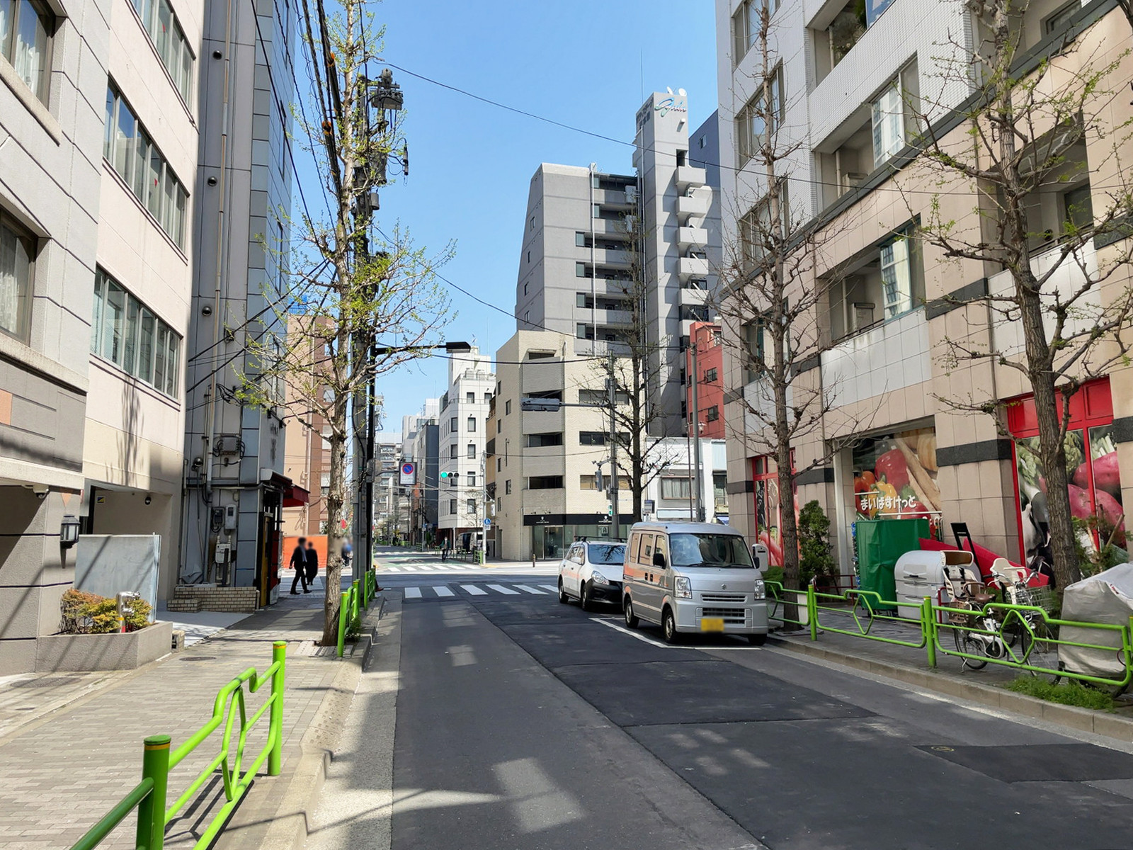 油商会館ビル前面の通り