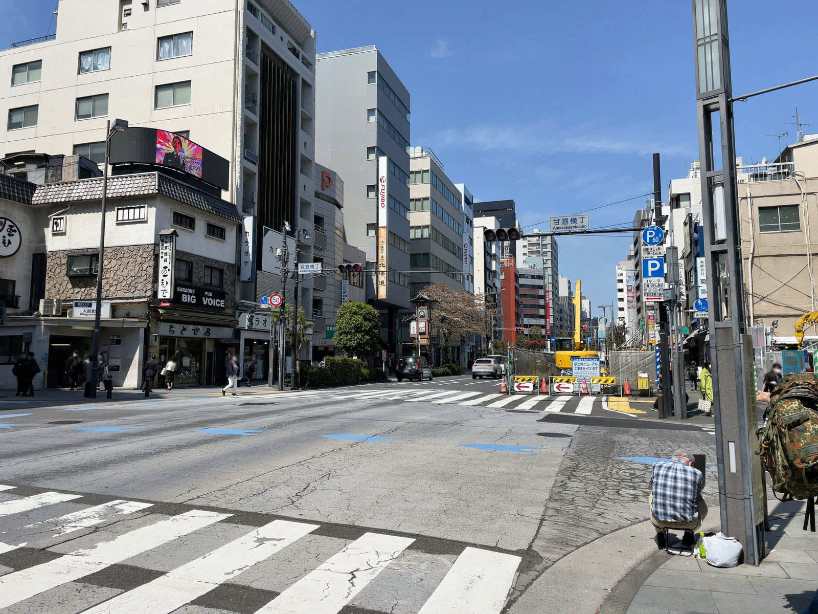 人形町TNビル前面の人形町通り