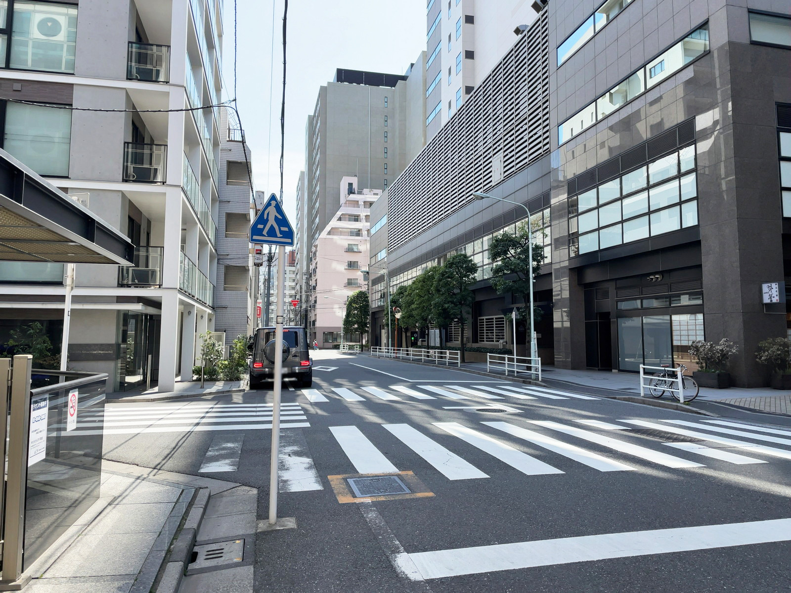 ACN日本橋リバーサイドビル前面の通り