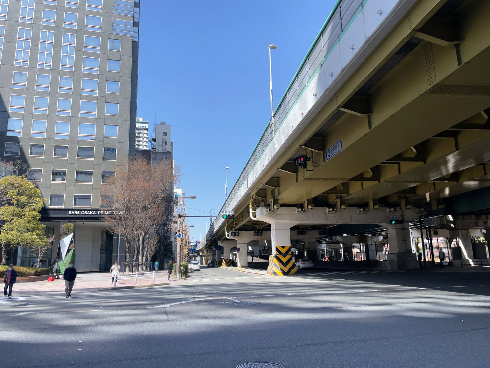 GATE TERRACE SHIN OSAKA前面の通り