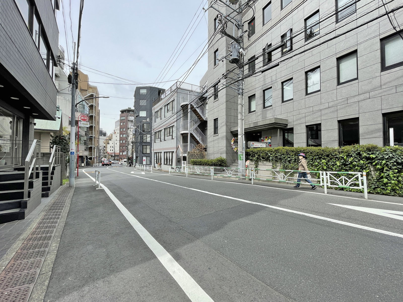白善ビル前面の通り