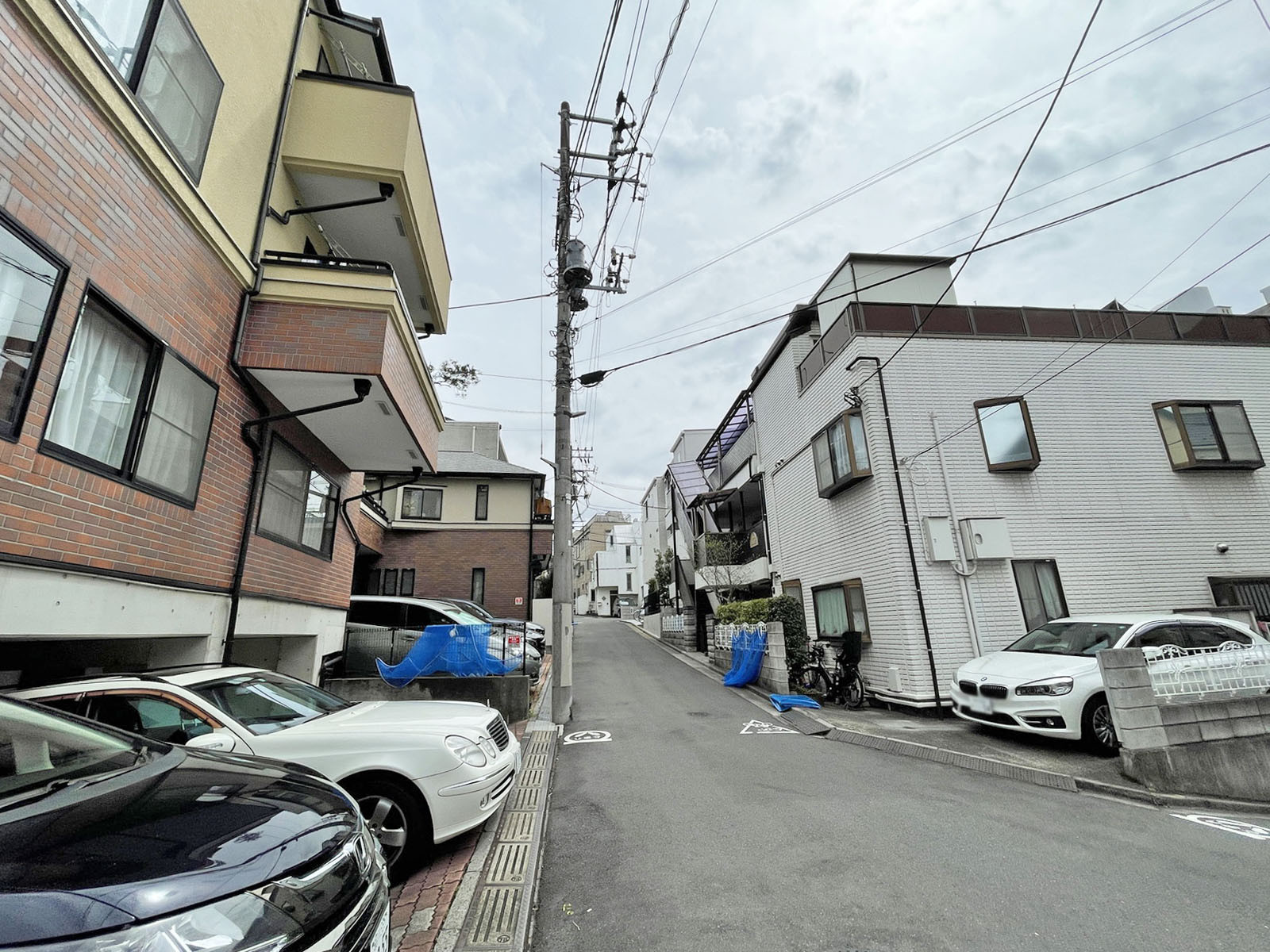 周辺は静かな住宅街