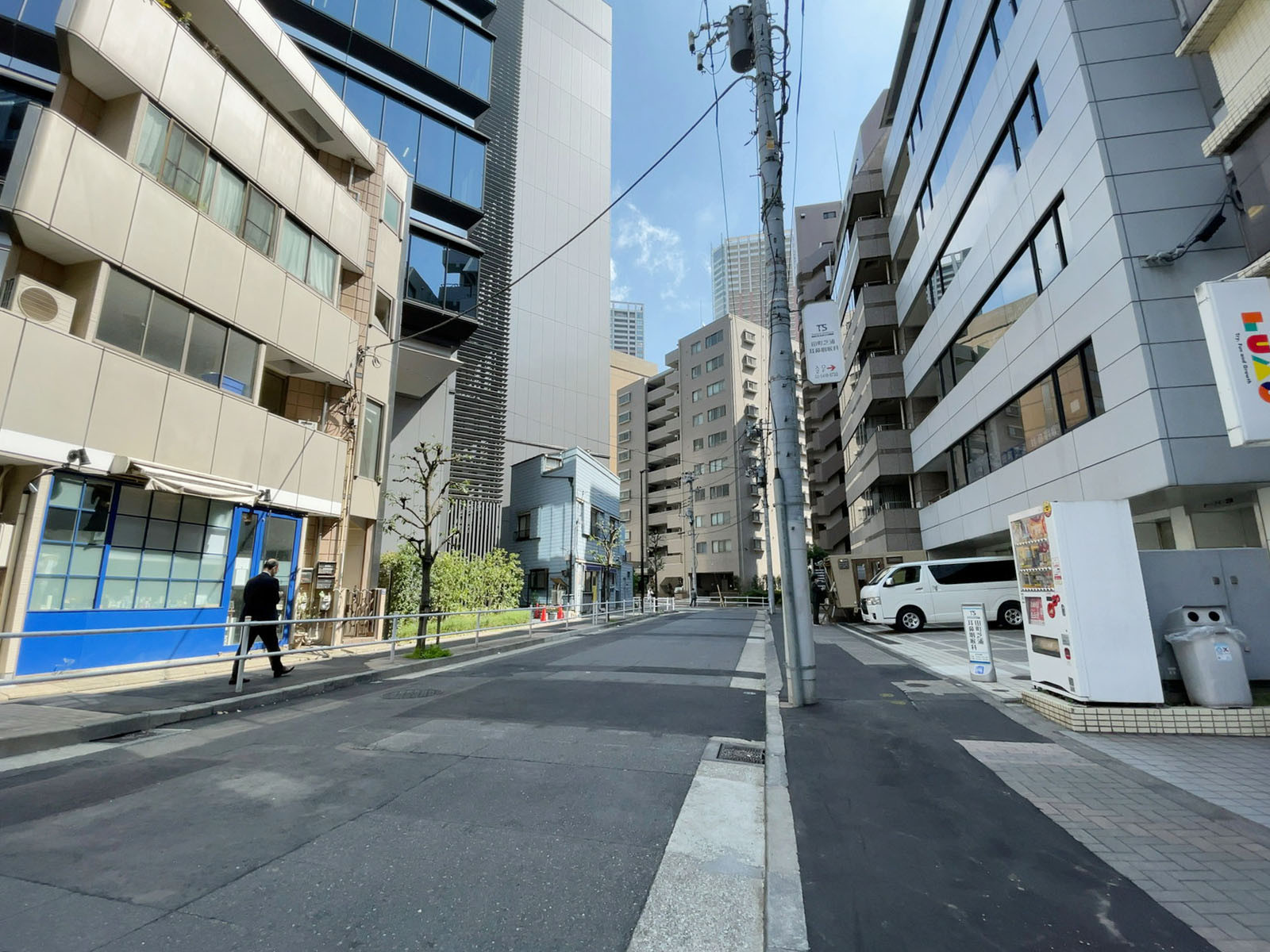 内村芝浦ビル前面の通り