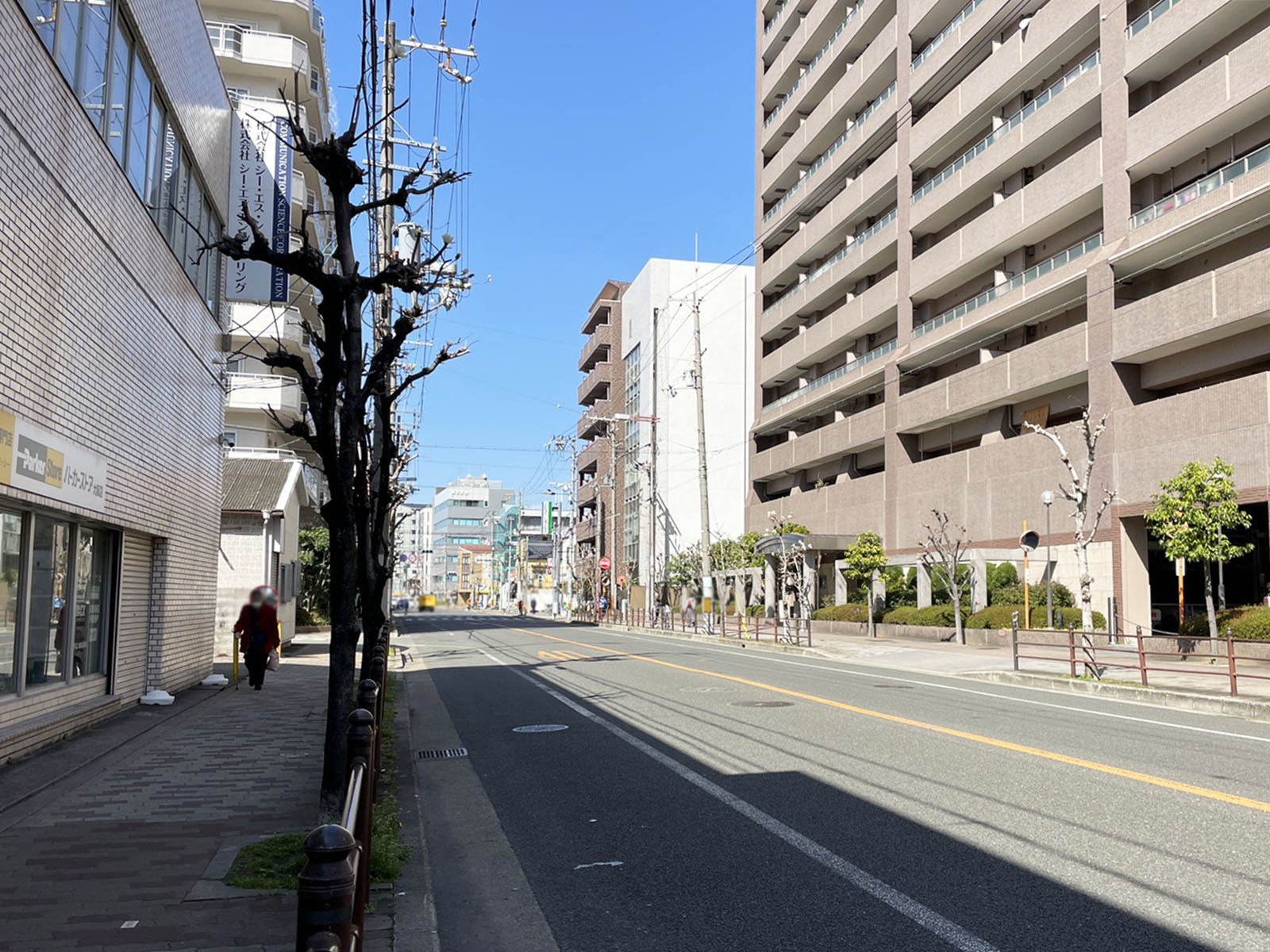 小岸ビル前面の通り