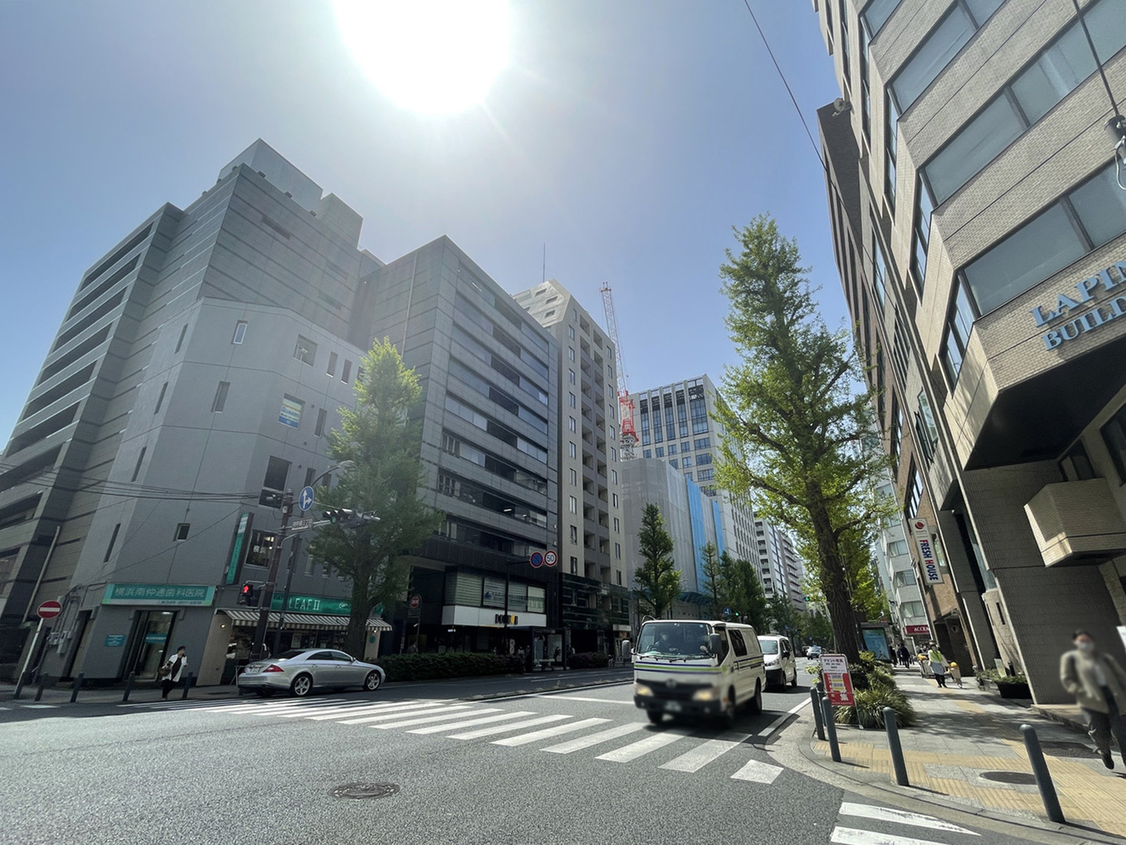 ラパンビル2前面の通り