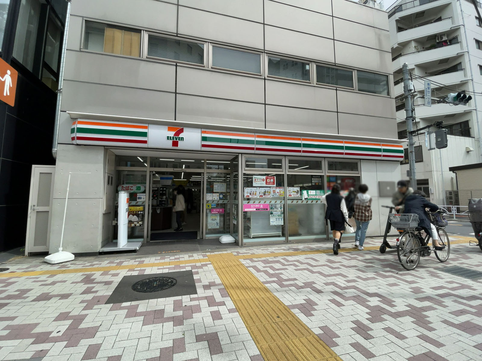 ビル前のセブンイレブン 目黒青葉台2丁目店