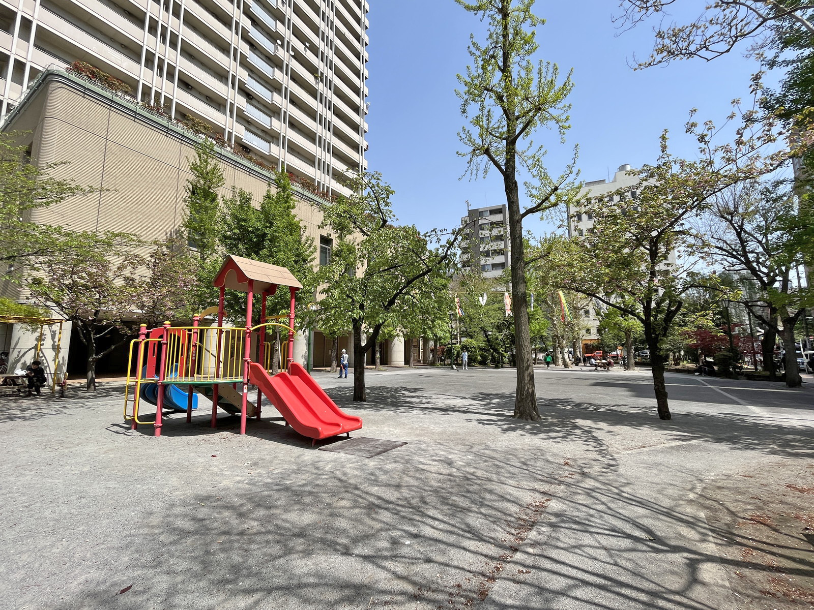 徒歩2分の京橋公園