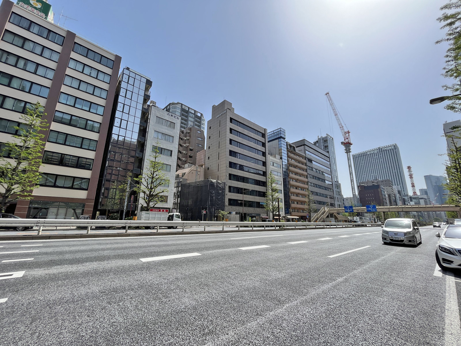 GINZA ONE BUILDING前面の昭和通り