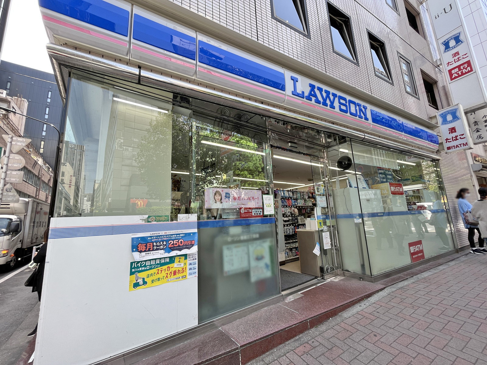 徒歩1分のローソン銀座三丁目店