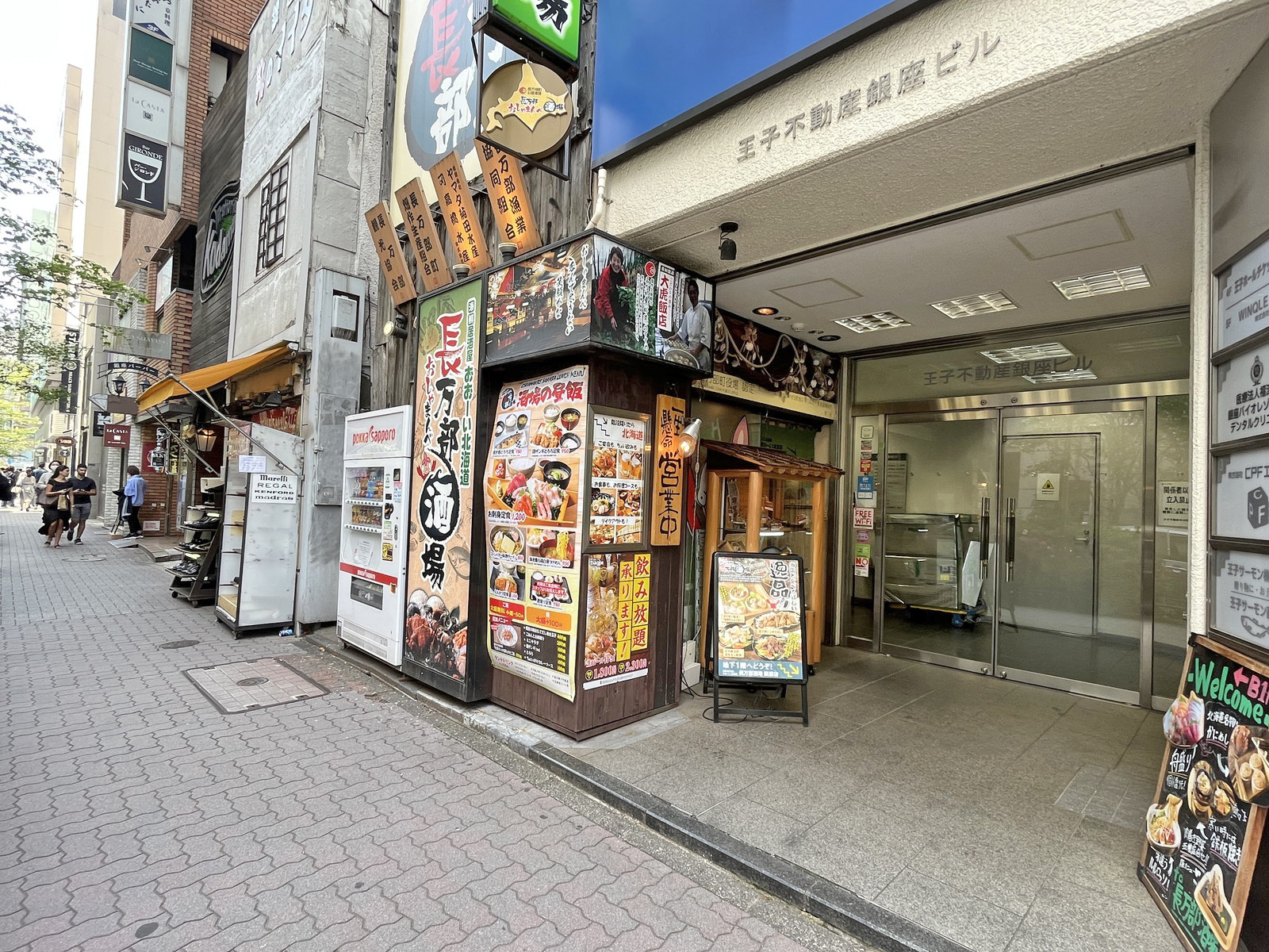 付近には飲食店が充実